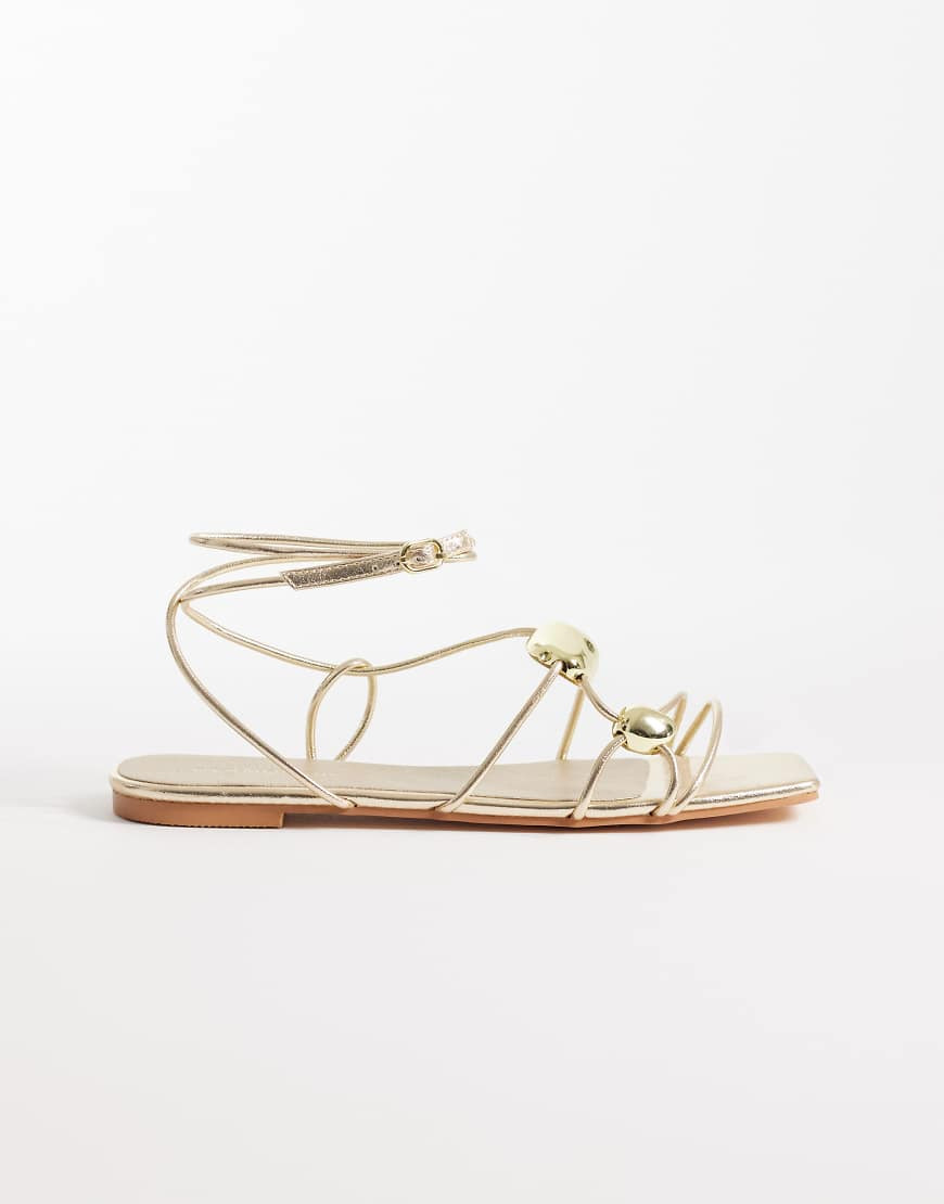 Glamorous – Flache Sandalen mit Detail in Gold-Rot | ASOS (Global)