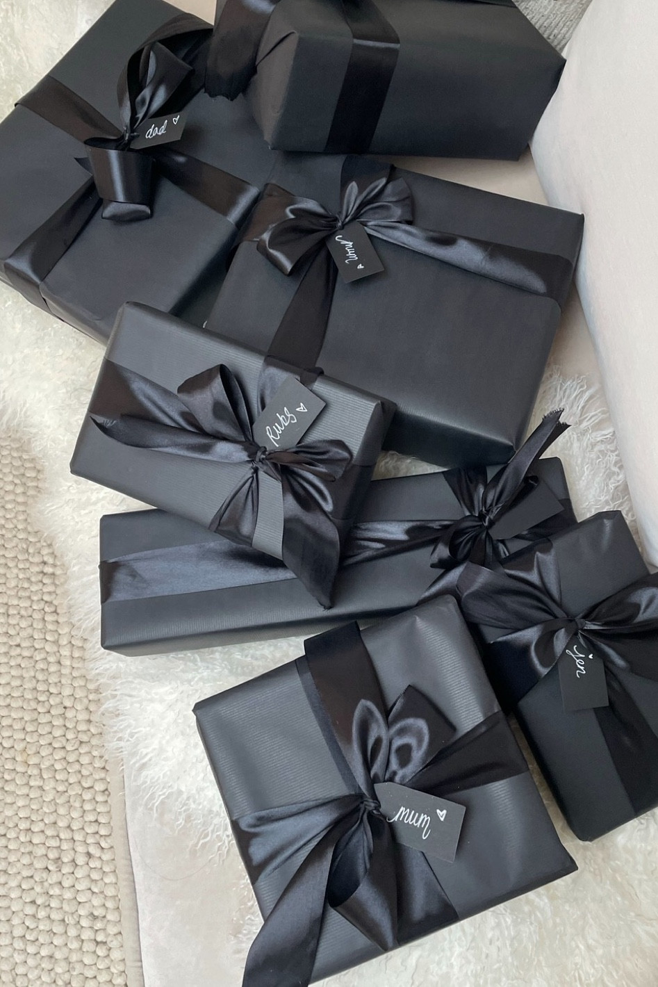 WRAPPING PAPER DETAILS 🖤💫

#LTKFind #LTKHoliday #LTKSeasonal