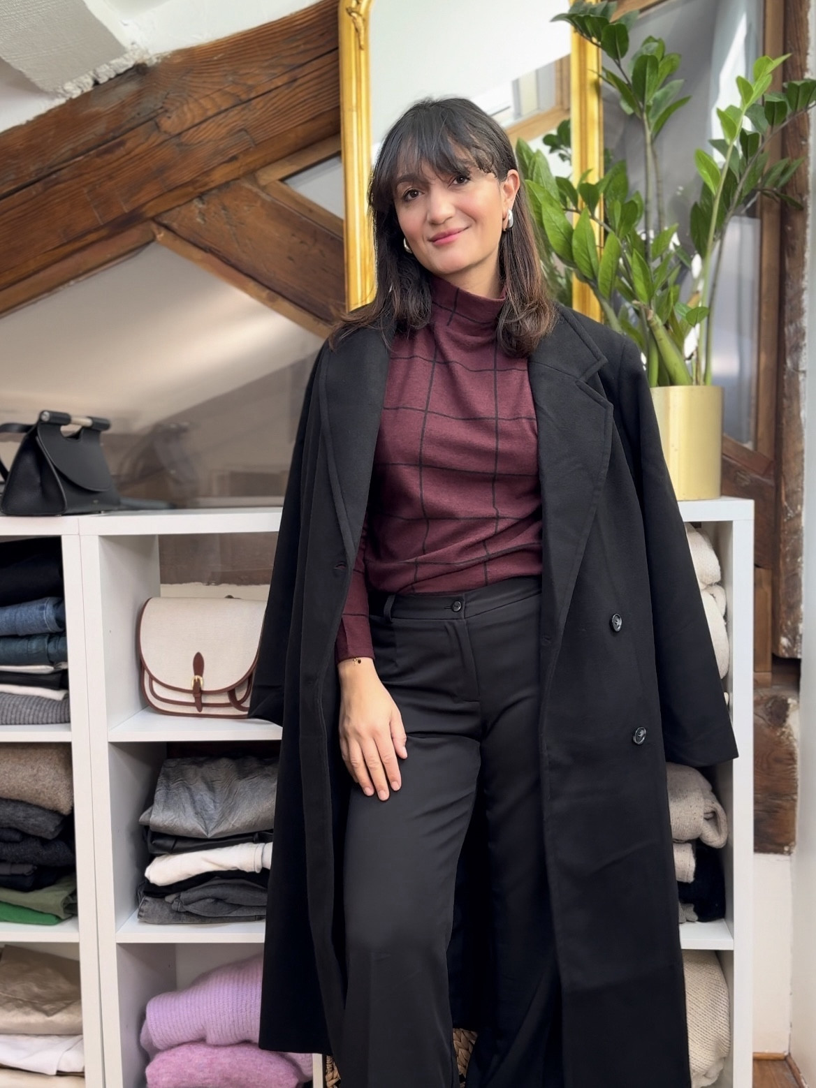 Un look facile à porter et élégant ! Pour plus de chic, on enfile des ballerines ou des babies mais moi j’aime bien ce style avec baskets aussi ! 