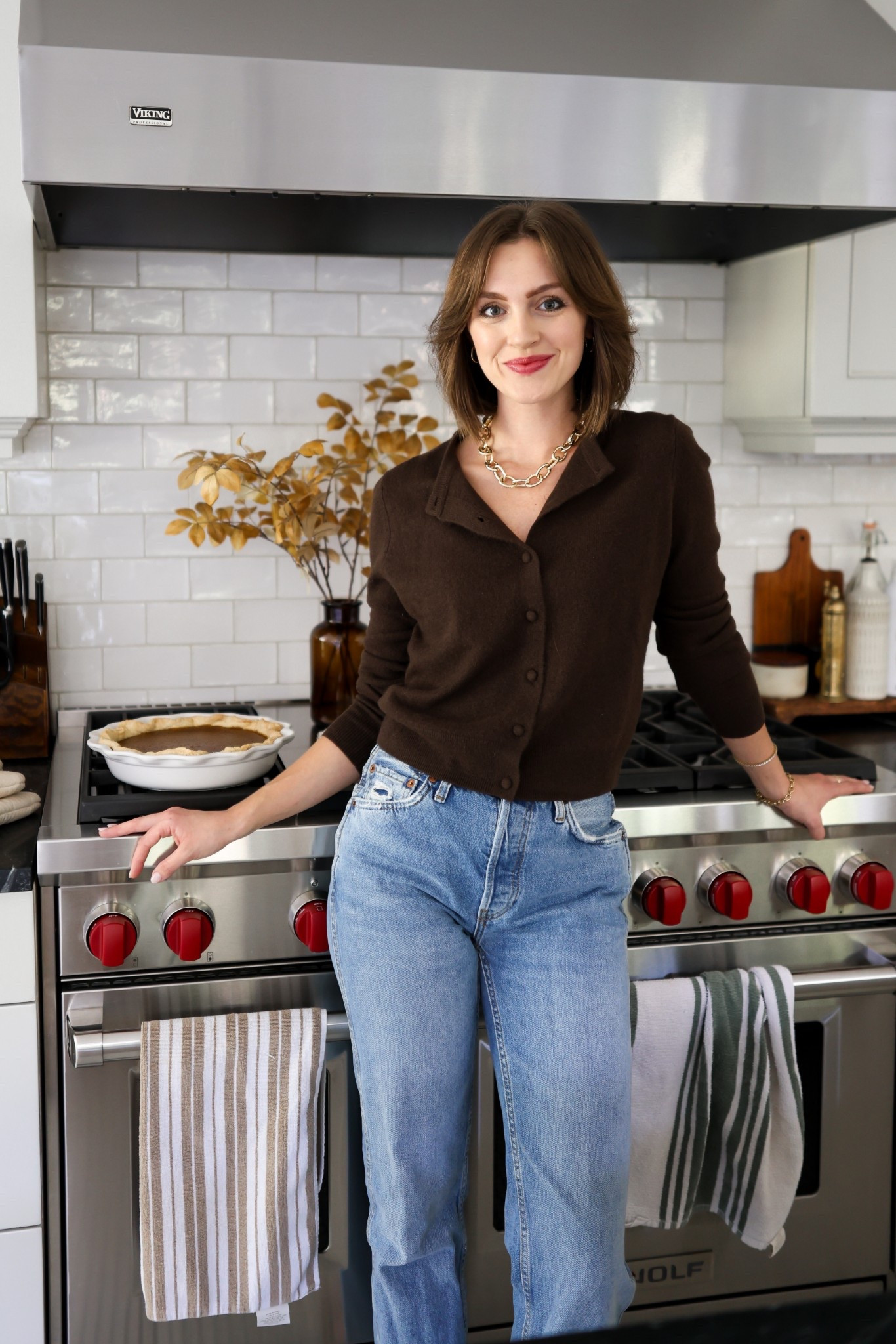 Brown sweater 
Cashmere 
Cardigan 
Thanksgiving outfit 
Jeans 
Casual outfits

#LTKfoodie #LTKHoliday #LTKCyberWeek