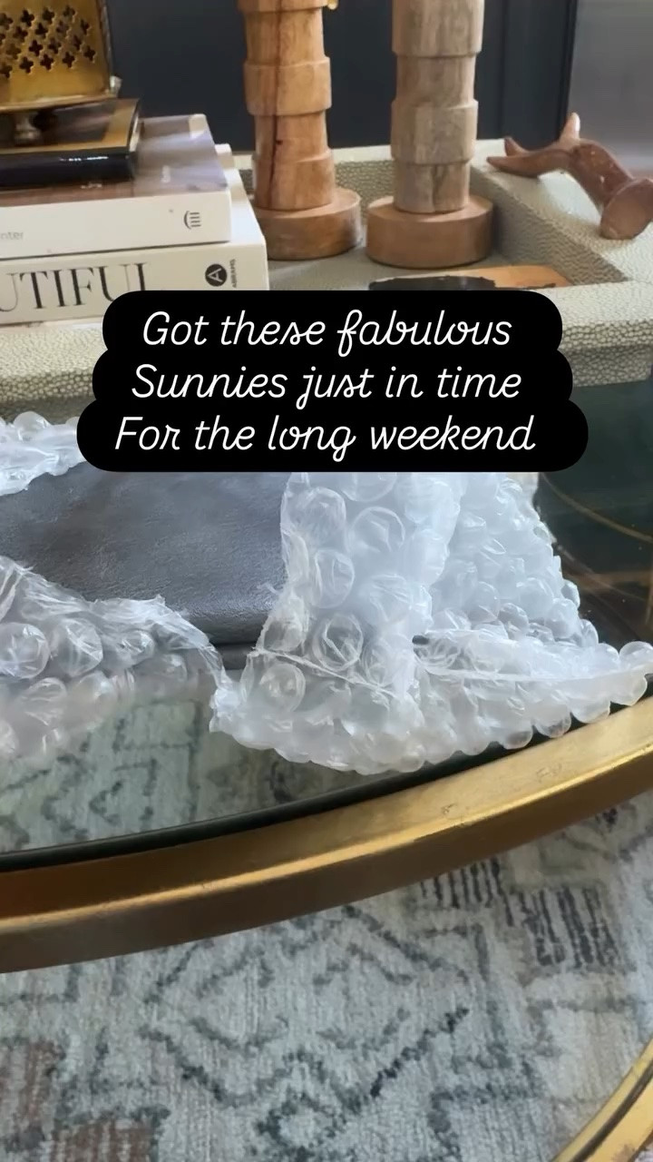 These sunnies!!! Say “ME” and I’ll send the link straight to your DMs! #sunglasses