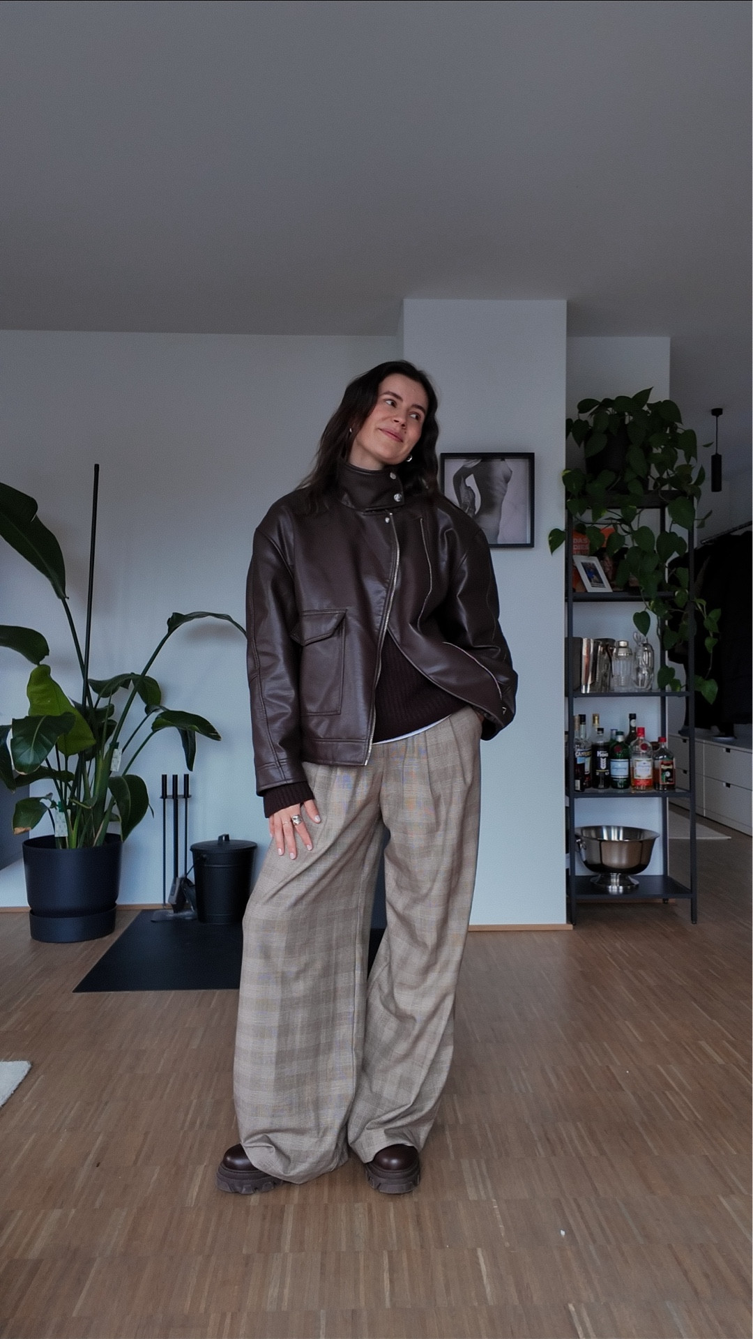 kariert & braun 🤎
brauner strick + weißes shirt fürs layering und dazu die braune jacke mit stehkragen als statement.
JACKE - EDITED | BOOTS - ALOHAS | ALTERNATIVEN VERLINKT 💌

#LTKwinter #LTKdeutschland #LTKstyletip