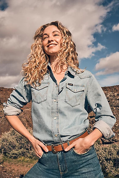 Women's Boyfriend Denim Shirt in Glacier Blue | Wrangler