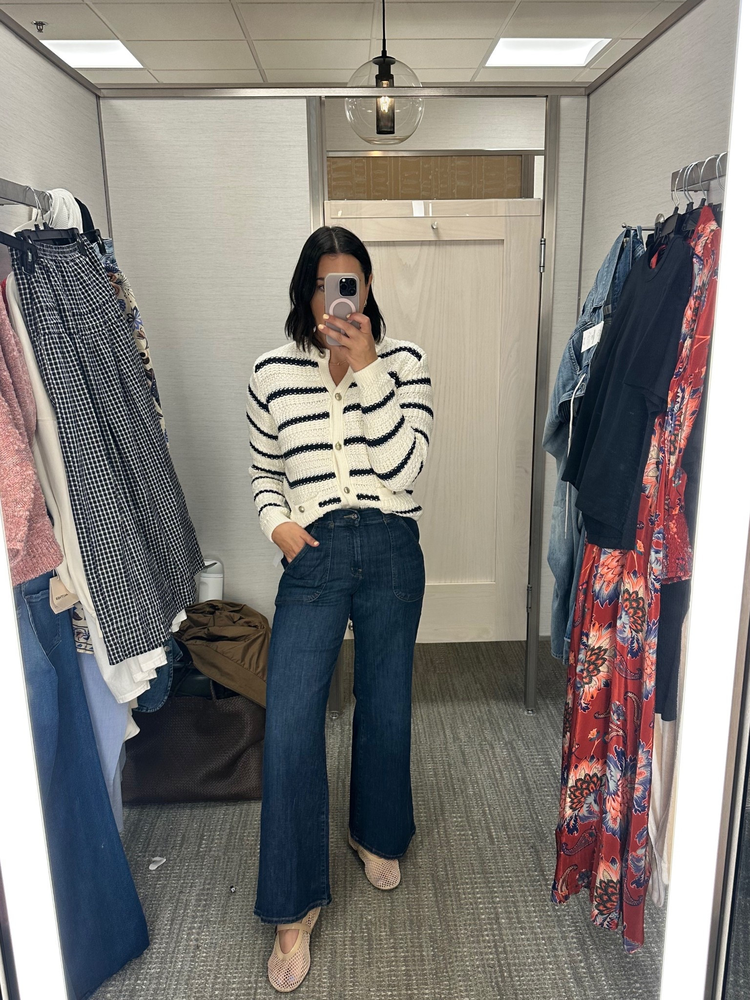Love this pair of jeans! I actually really liked the wide pockets and thought they were super flattering. 

I’m in the 29 and they are roomy! Generous stretchy fit for sure! 

The cardigan runs TTS! It’s a nice chunky weight. I’m in the medium. 