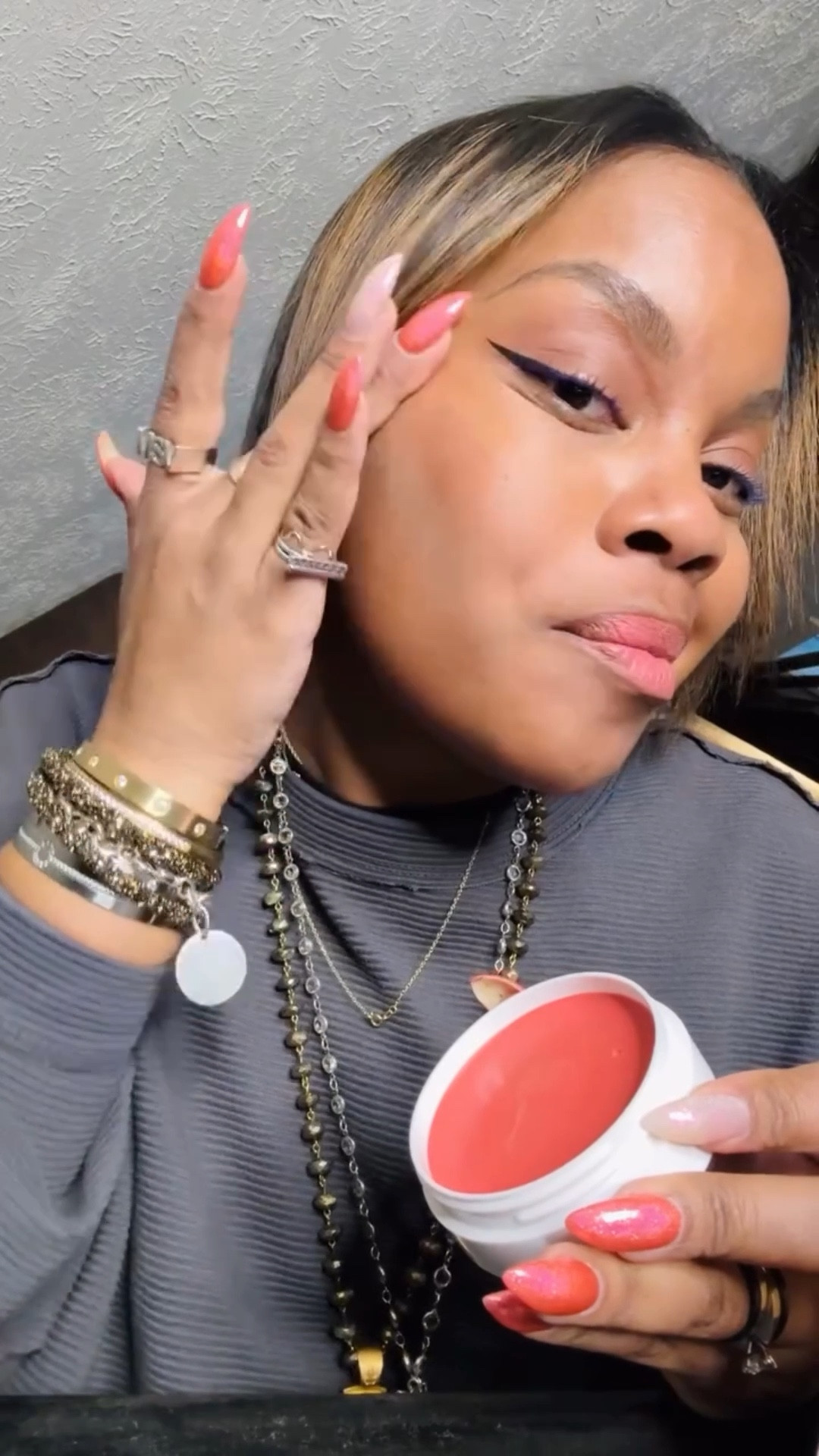 Hey boo! Trying out these gifted @jonesroadbeauty products! I love these balms after trying them! I’m a simple makeup girlie and love the glow and slight contour! It melts into your skin! Subtle, but pretty! 

Let me known what y’all think!
•
•
Style over forty, jones road beauty, simple skincare, simple makeup