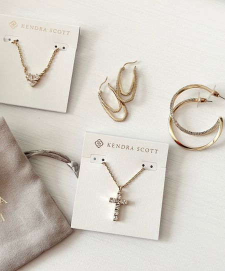 Kendra Scott: Get a FREE gift - cozy blanket ($65 value) with purchase of $125+!
Select styles for 2 for $70! Still time for gifts to arrive on time! 

Gifts for her. Gift guide. Jewelry. Holiday fashion. Sale. Gift ideas. 

#LTKfindsunder100 #LTKsalealert #LTKGiftGuide