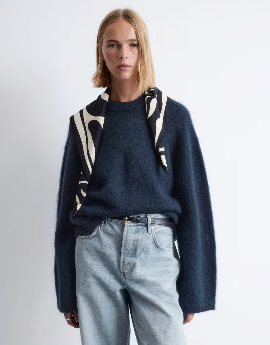 & Other Stories – Flauschiger Strickpullover in Marineblau aus superweichem Mohair | ASOS (Global)