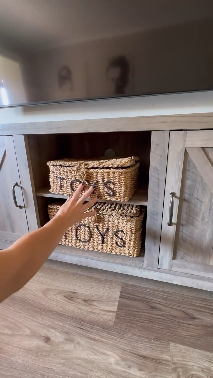 If you struggle with the clutter of toys I really like these bins from @hm I can hide my daughters toys in them and they look cute as decor.

It also takes away from the visual clutters because let’s face it, some toys are just not nice to look at - so hide it in a bin. 

Comment TOYS and I’ll send you the link to these bins 🫶

#Homedecor #hm #hmhome #toyroom #toyorganization #declutteryourhome