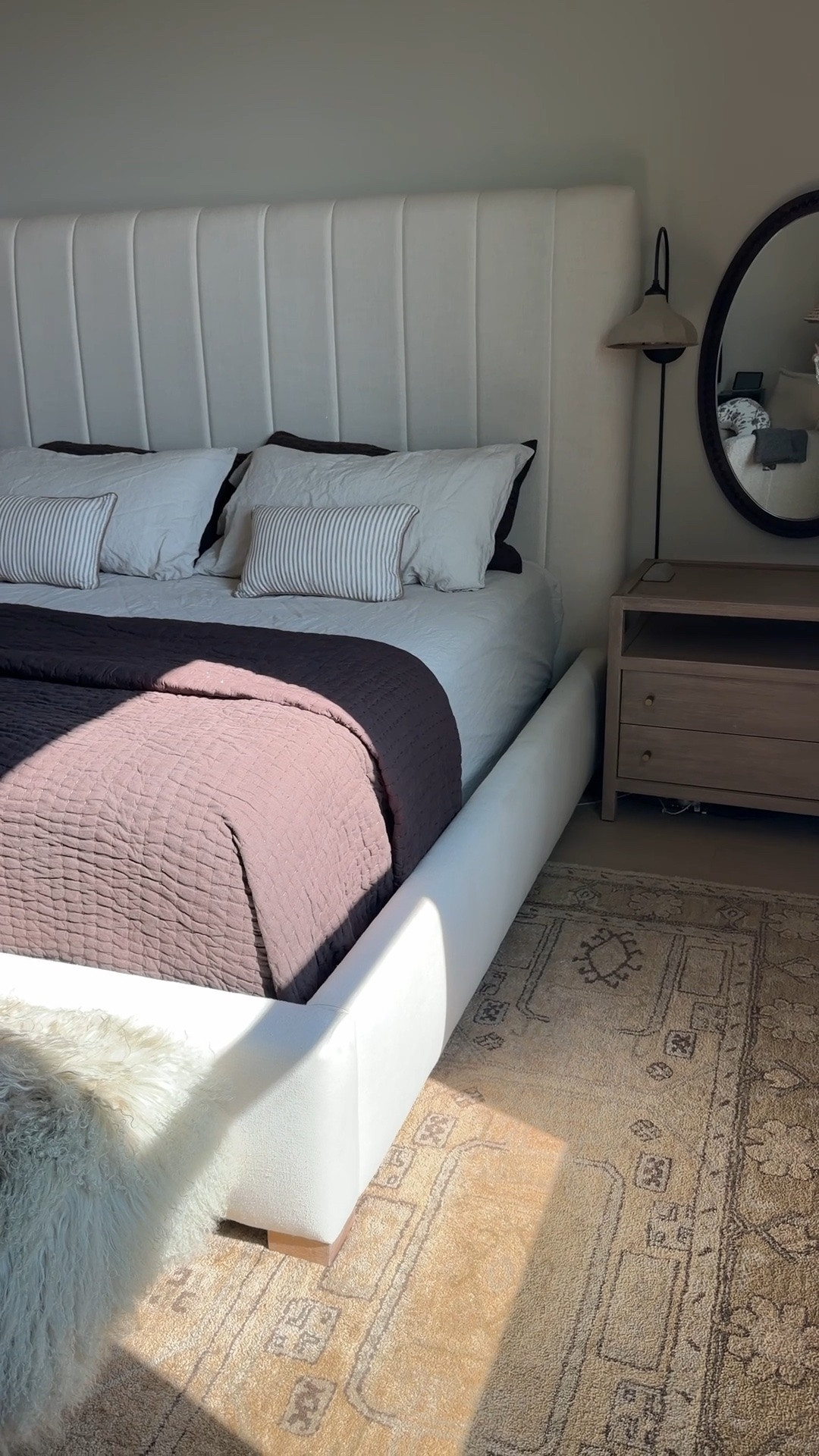 #QuincePartner espresso + sand might be my new favorite combo!!! 100% linen from @Quince  somehow our room feels instantly cozier.