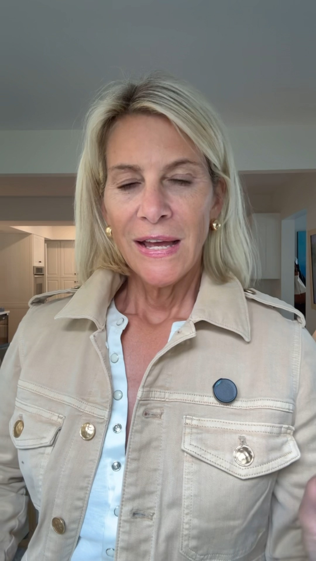 I LOVE when something looks good online and turns out even better in person. These two fall layers are both keepers — one feels polished and flattering with the prettiest gold buttons, and the chocolate brown vest is perfect for dog walks, coffee runs, and everyday errands. Two completely different vibes, but I know I’ll wear both on repeat. @lovechicos
#ChicosPartner 

 