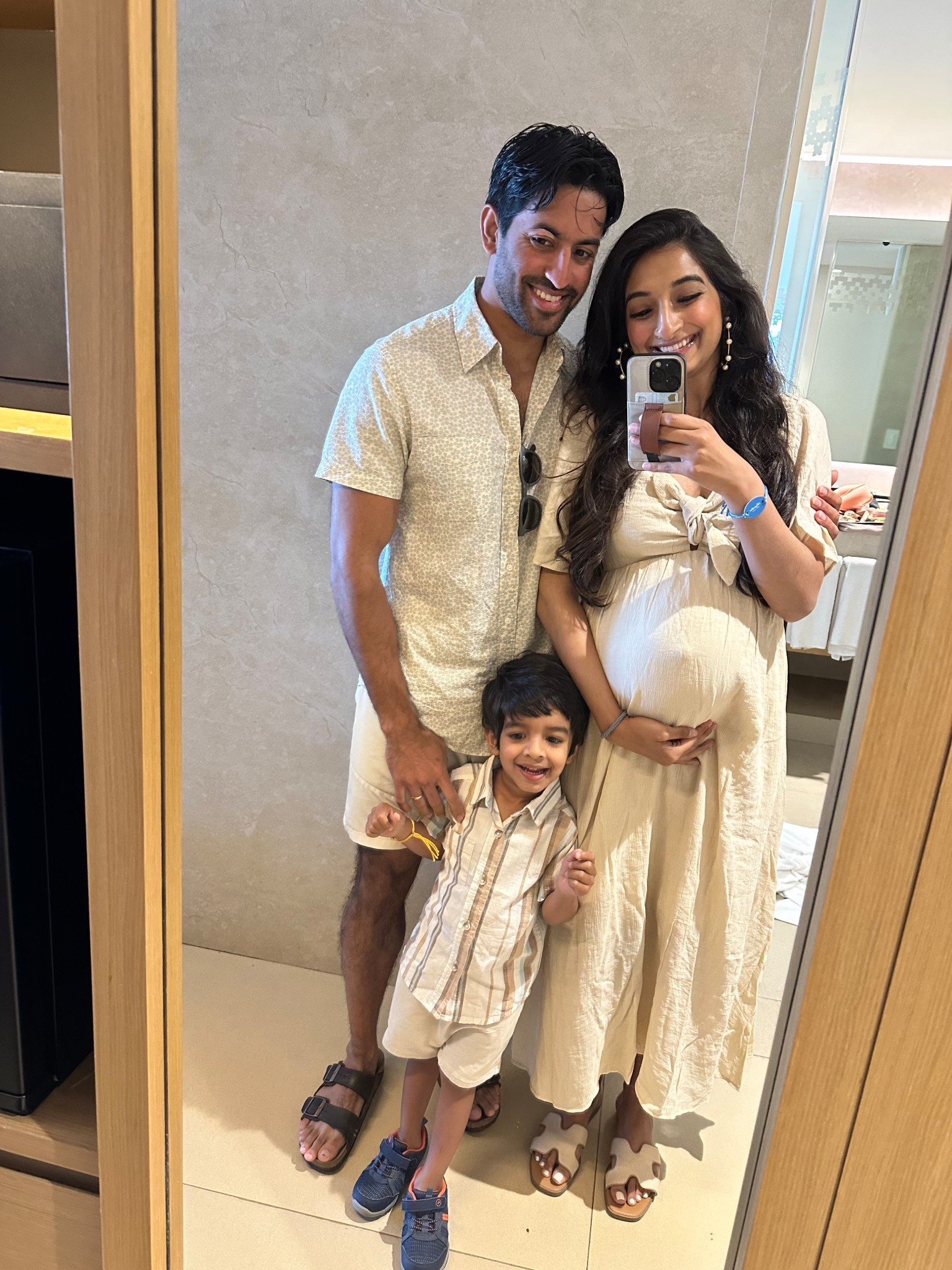 This beige dress >>>



#LTKStyleTip #LTKBump #LTKFamily