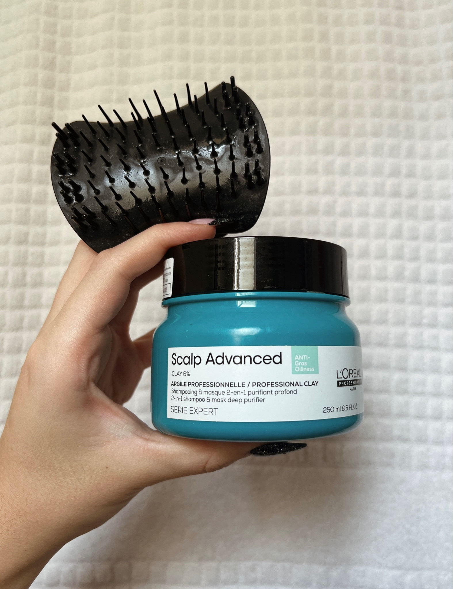 Se você, assim como eu, também gosta de ter um cuidado especial com o couro cabeludo oleoso, vai amar essa dica! 

Uso a máscara 2 em 1 da L’Oréal Scalp Advanced + a Scalp Exfoliator da Tangle Teezer para massagear, uma vez na semana para fazer aquele detox no banho.

A combinação desses dois produtos mudou meu couro cabeludo, limpou profundamente os resíduos e diminuiu a oleosidade da raiz, tudo né? 🤩

#LTKbeauty #LTKbrasil