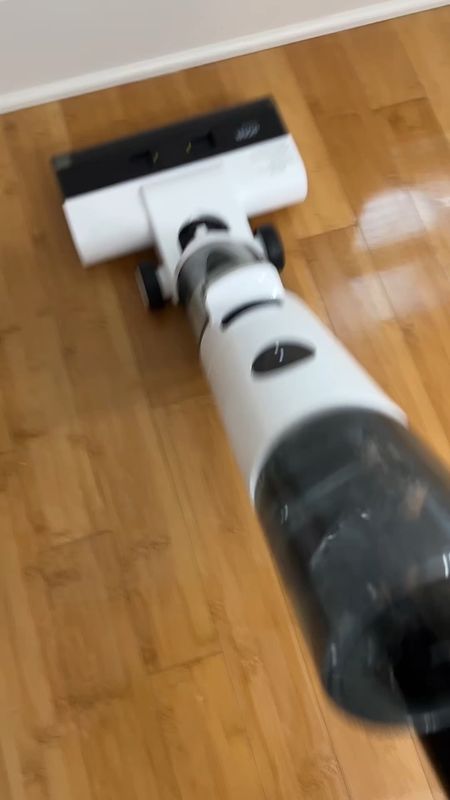 Wet mop vacuum