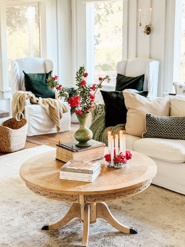 Cozy living room vibes for this cold weekend ahead! 🌸
