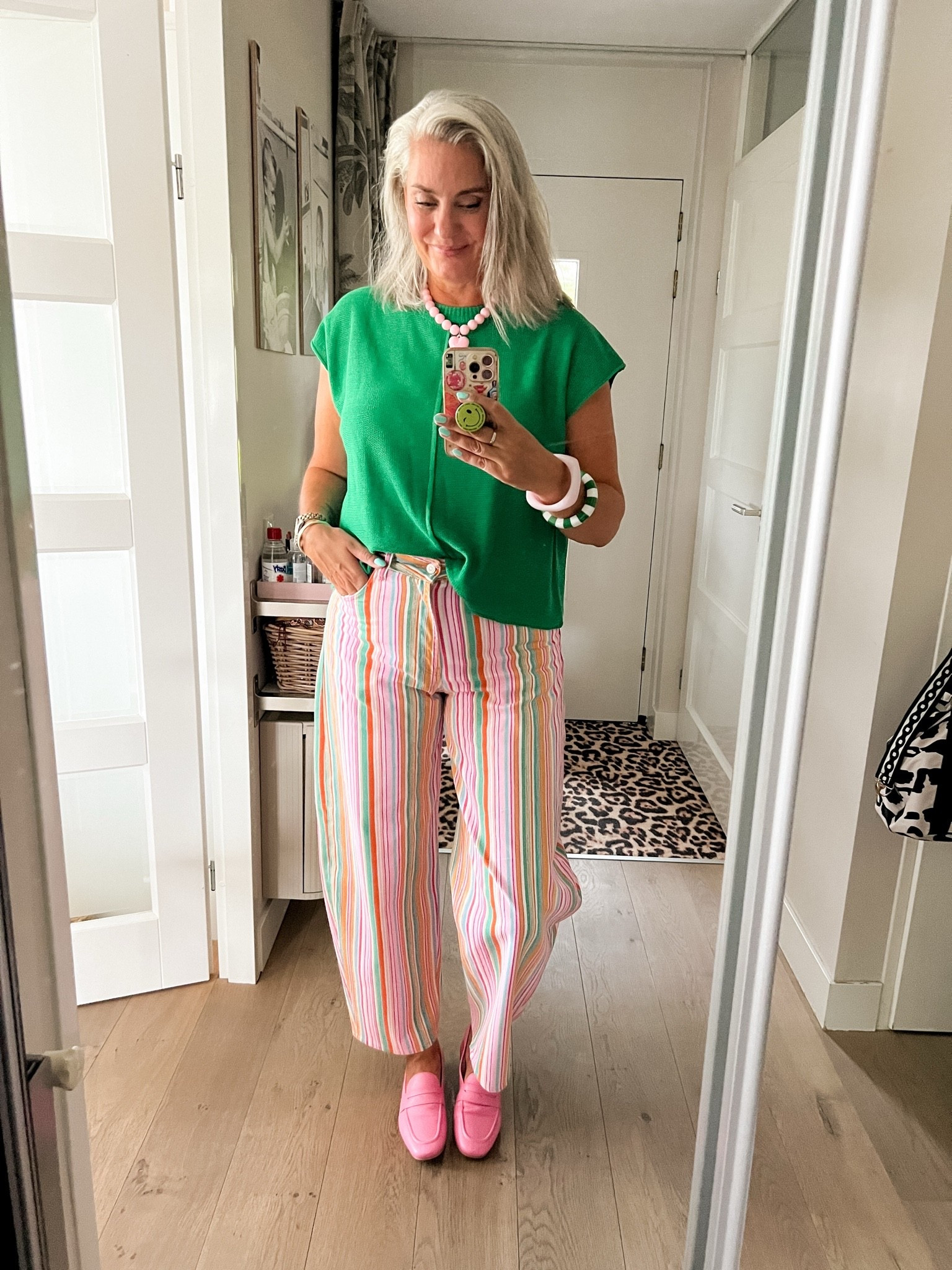OOTD - Zondag. Gekleurde, gestreepte jeans (Zara, maat 40) met daarboven een groene, gebreide top (L) een roze ketting en roze loafers en roze en groene armbanden.

#LTKnederlands #LTKeurope #LTKsummer