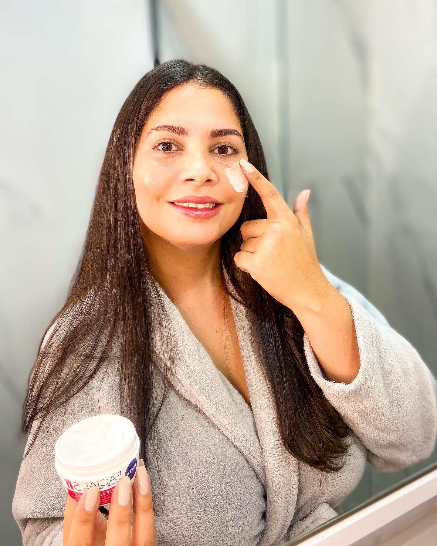 Ninguém supera a hidratação de NIVEA Facial 5 Em 1 - Creme Antissinais.

A NIVEA desenvolveu uma linha de cremes especiais para o cuidado do seu rosto. A inovadora fórmula com Vitamina E, é ultraleve e proporciona hidratação intensa por 30 horas sem deixar sensação oleosa. O creme firma e reduz linhas de expressão, deixando a pele ainda mais bonita e com aspecto saudável.

Confira os benefícios:
● Reduz rugas e firma a pele
● Hidrata 30h Com vitamina E, antioxidante poderoso
● Deixa a pele com aparência mais jovem
● Protege contra raios UVA/UVB

#NIVEAFacial, #Recebidos 📦 #SquidBrandLovers @niveabrasil