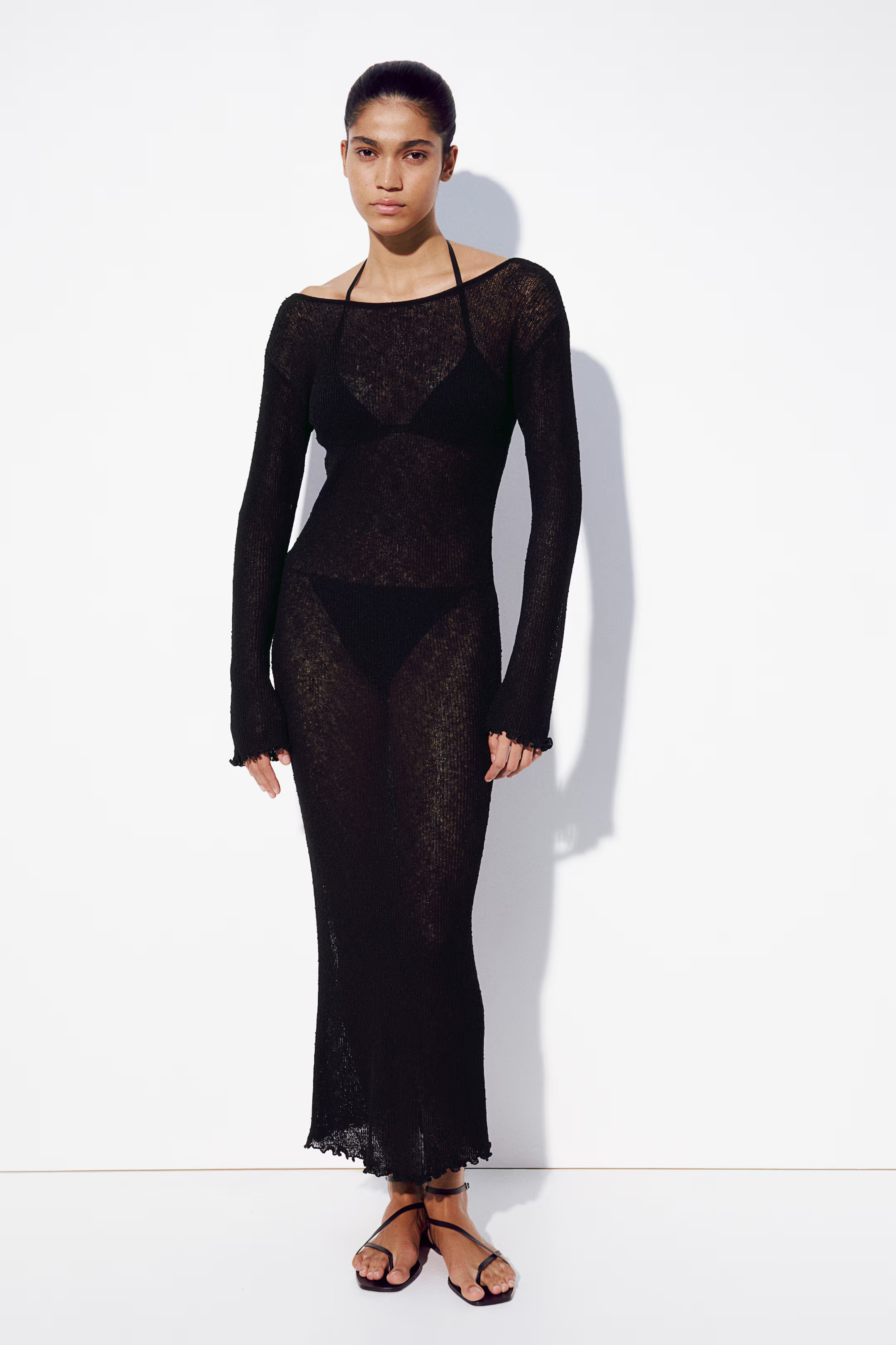 Strandkleid aus lockerem Strick - U-Boot-Ausschnitt - Langarm - Schwarz - Ladies | H&M AT | H&M (DE, AT, CH, NL, FI)