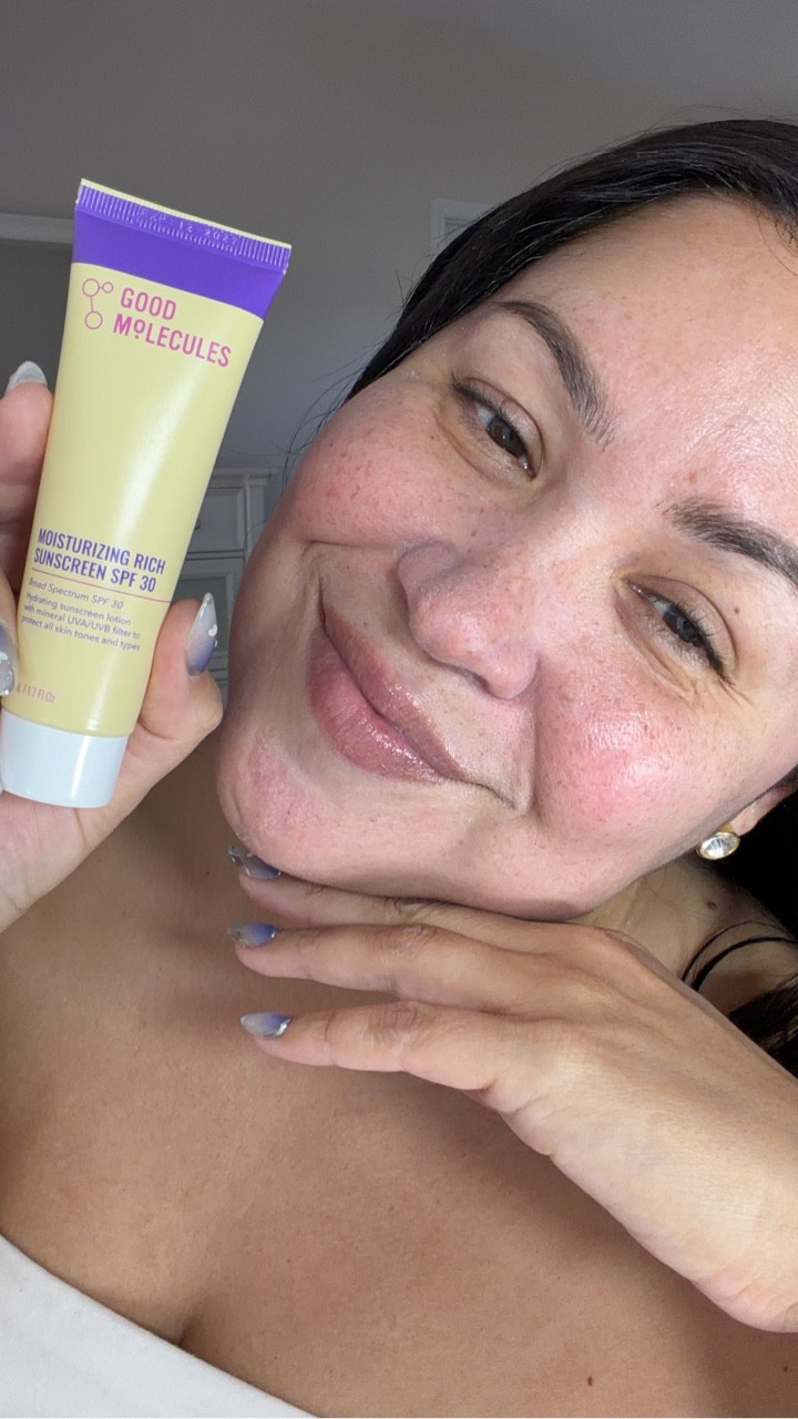 I never skip sunscreen! The @goodmolecules Moisturizing Rich Sunscreen SPF 30 is hydrating, works under makeup and it’s only $12
#goodmolecules #goodmoleculespartner #sunscreen #spf #over40