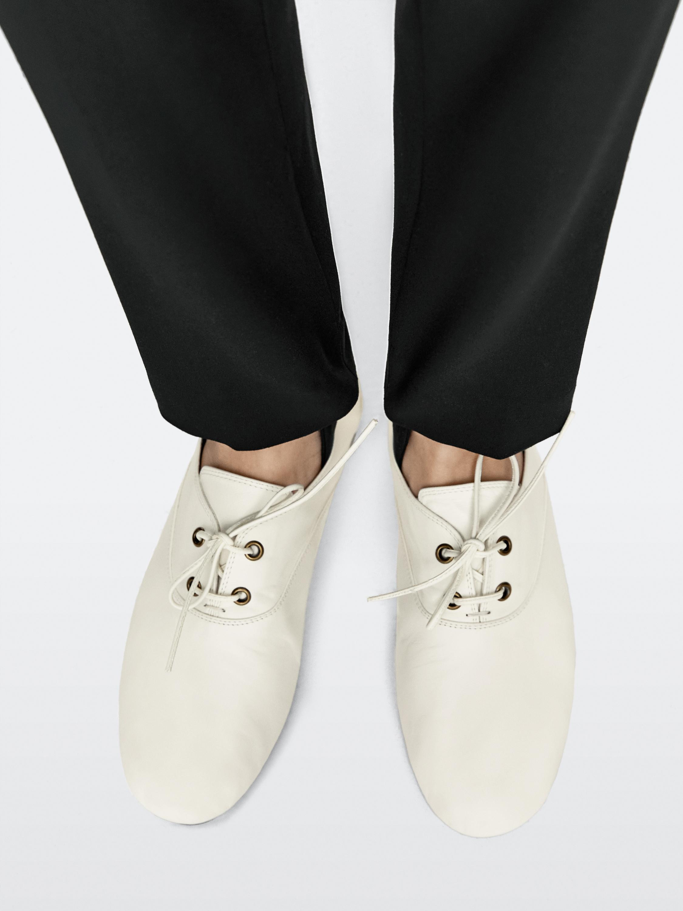 Chaussure à lacets en cuir souple | Massimo Dutti FR