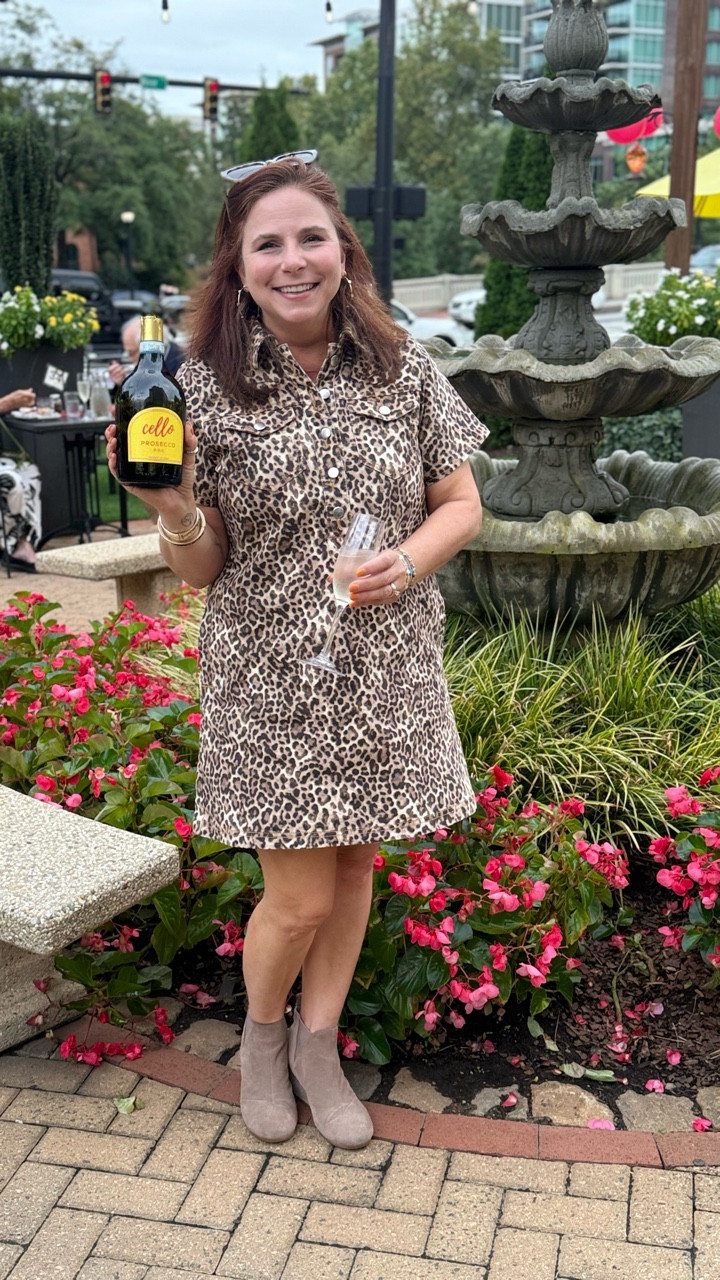 🥂At the risk of bragging, I drink a lot of Prosecco.  I know good Prosecco and I’ve unfortunately had not so good Prosecco.  Friends this Prosecco is SO GOOD!

🥂It’s a crisp, refreshing Brut Prosecco and I’m a big fan.  But don’t run to the store because it’s a private label that was just launched for Larkin’s Restaurant Group!  So you can only enjoy it at Larkins, Limoncello, Grill Marks, or Larkins Catering. 

🥂Pro tip- head to Limoncello for their all day Tuesday Prosecco where they have special Prosecco prices and food deals!

🥂Cheers!

#celloprosecco #larkins #boutiquebeveragecompany #gvlhappenings #whattodogvl #greenvillesc #yeahthatgreenville #greenville #gvltoday #upstatesc #gvl #whatsgoingongvl #gvldaily #visitgreenvillesc #shoplocal #gvlsc