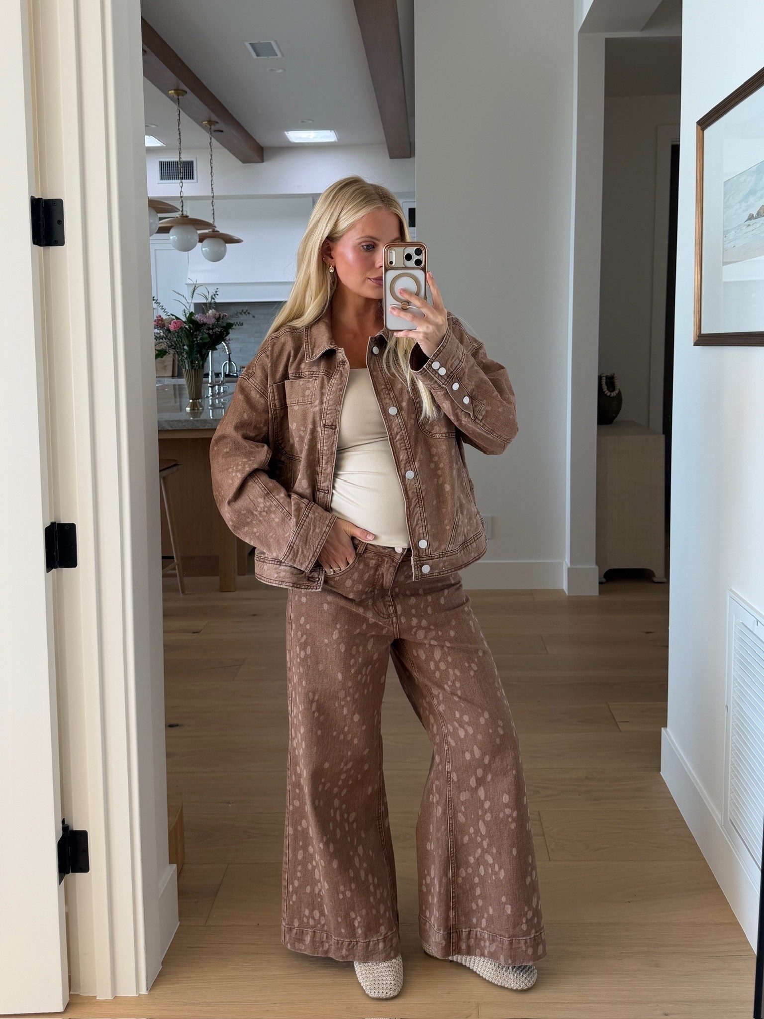 Wearing a med jacket, small in tank, 30 in pants (sized up for pregnancy), shoes run tts! #kathleenpost

Spring transition, spring jacket, bump friendly, maternity