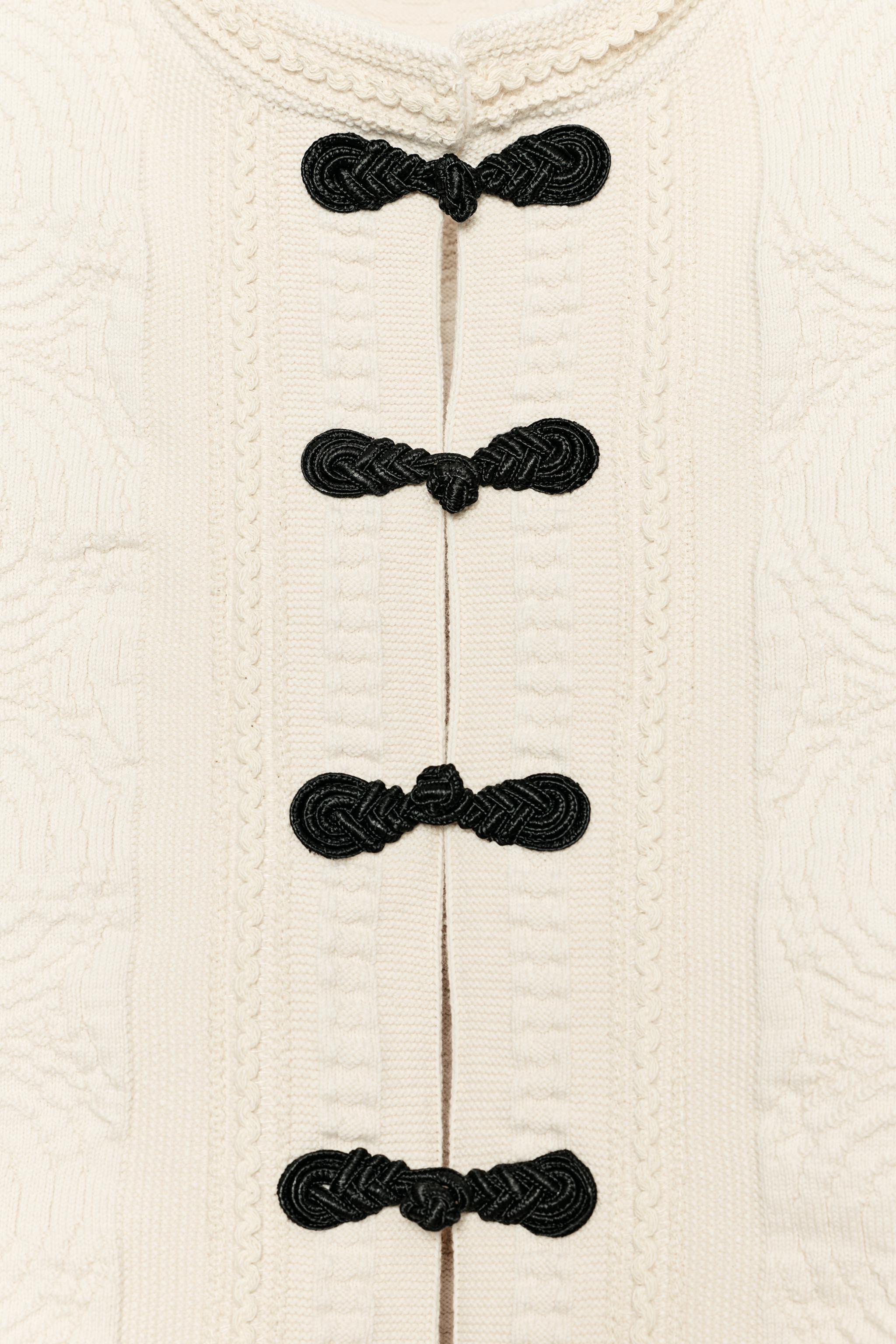 CONTRASTING FROG FASTENING KNIT VEST | Zara US