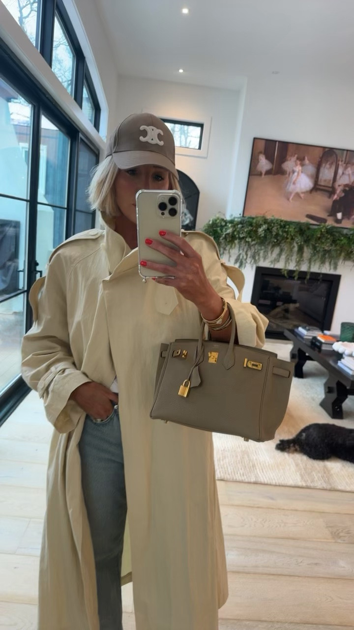 This trench is going to go fast 💨 snag while you can! I suggest sizing down 🫶😘