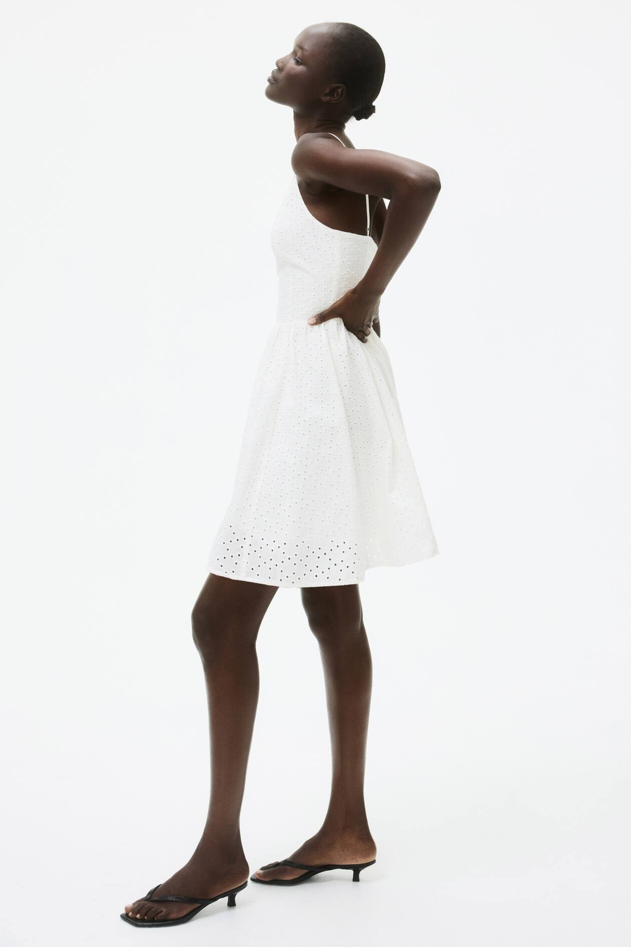 Trägerkleid mit Broderie Anglaise | H&M (DE, AT, CH, NL, FI)