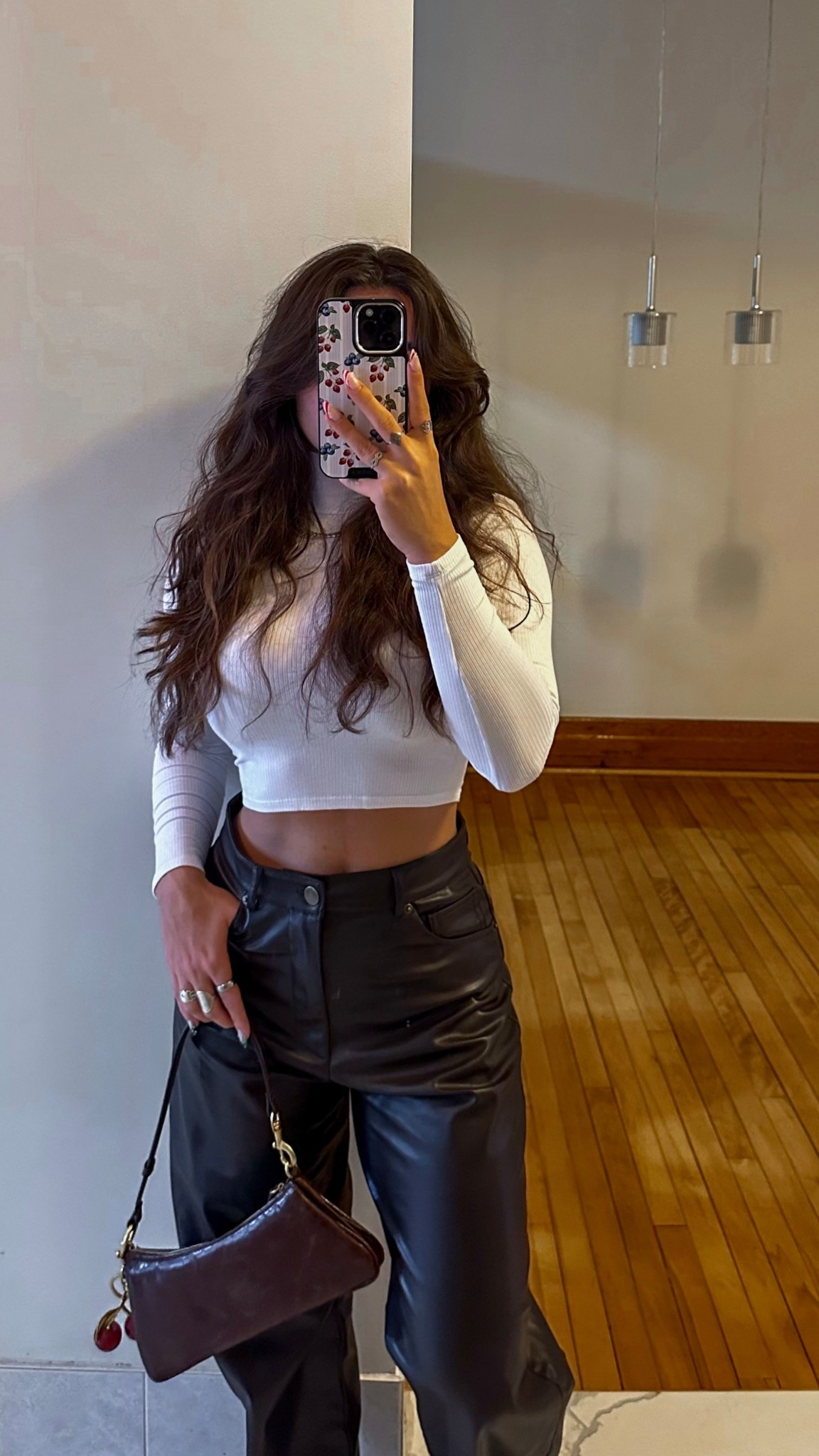 wearing the cropped version 🤍

bag & pants are older zara