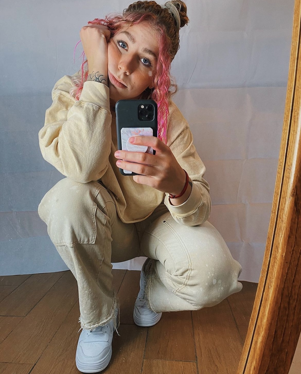 Neutral monochrome androgynous outfit. Tomboy style. Queer fashion. Casual outfit  
