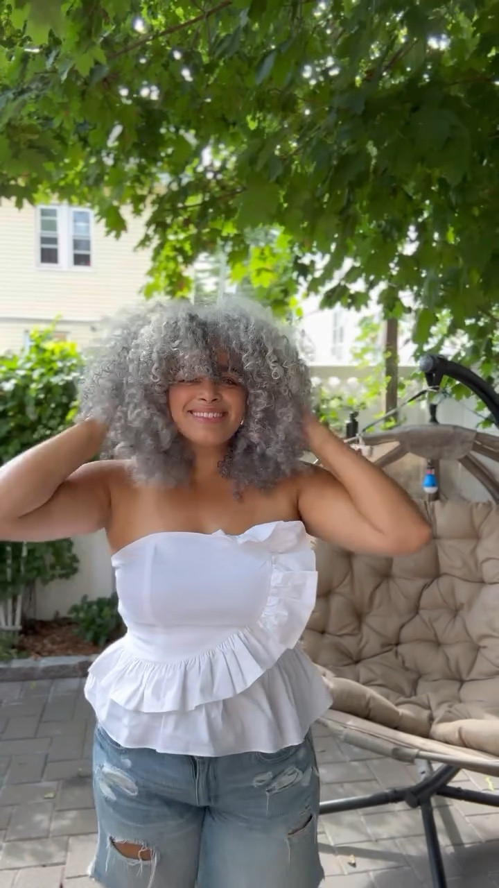 Silver and Curly, here 🖐️

 @express  White Top🤍
@americaneagle Denim Shorts (oldies)
@francosarto 👠

#curlyhair #hairgoals #curls
