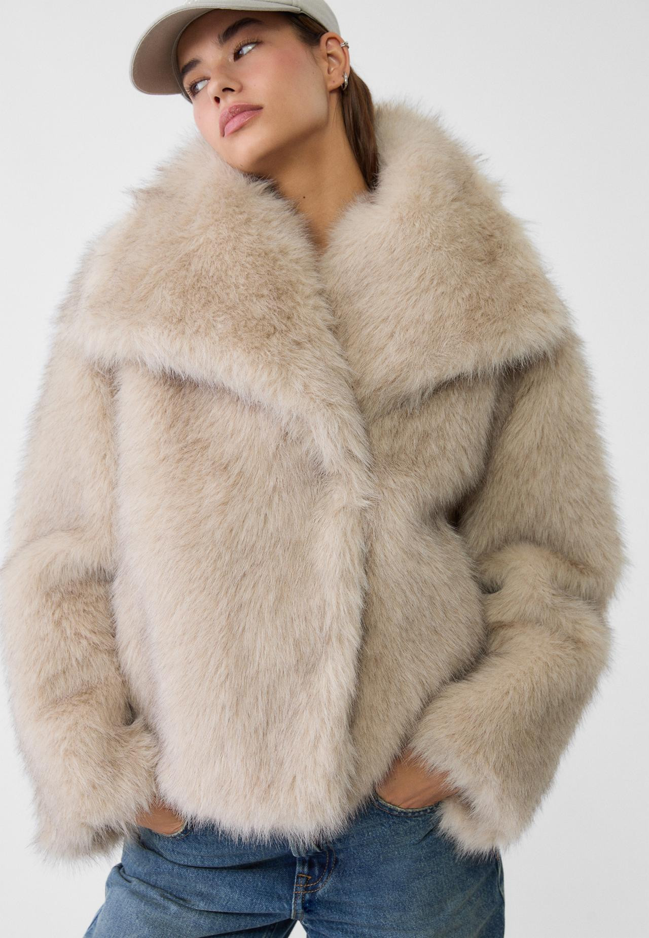 Cropped faux fur jacket | Stradivarius (UK)