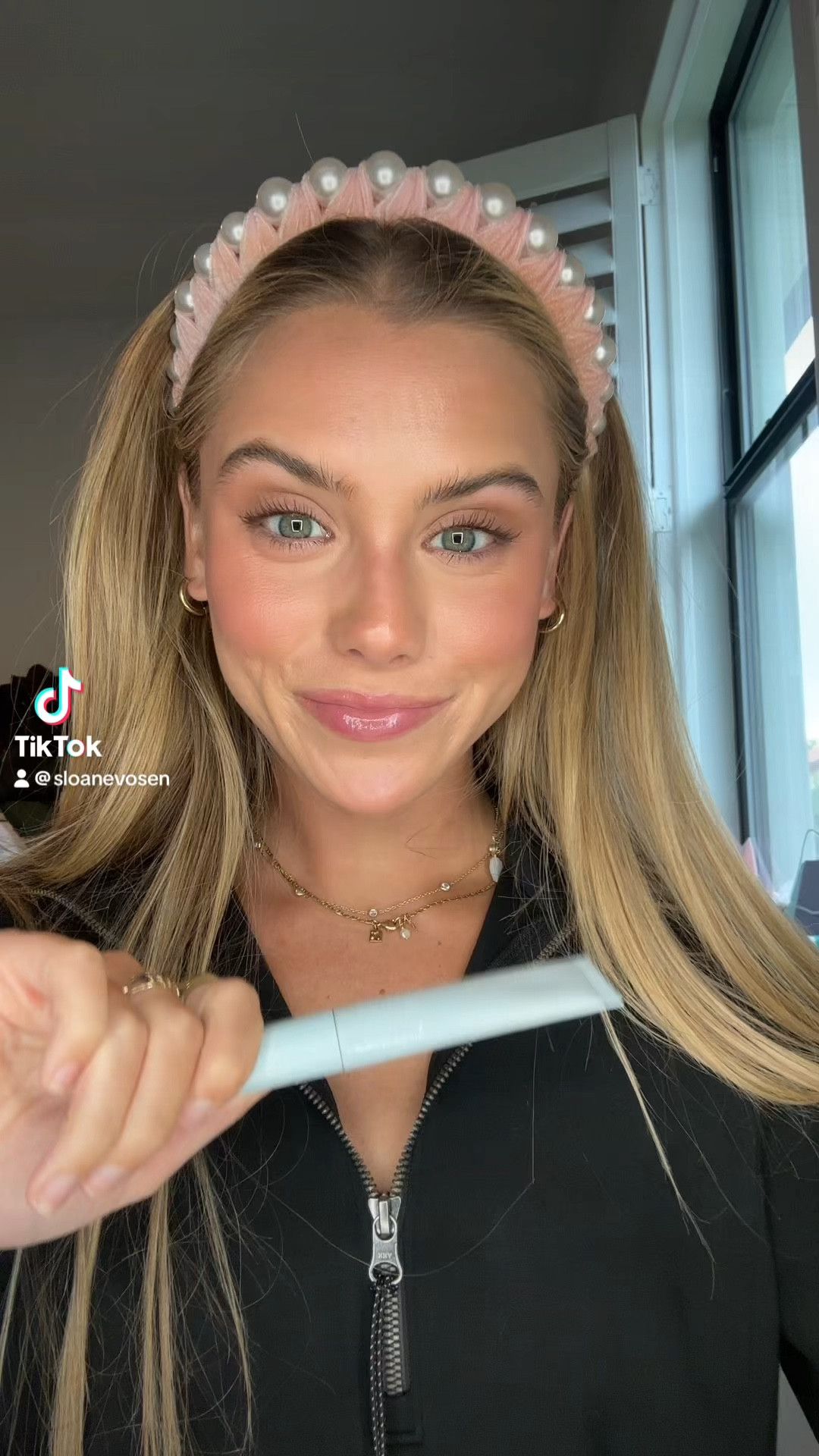 A 3-in-1 self-tanning sculptor that will give you an instant contour while working to give you a long lasting glow. It contours, tans, and immediately illuminates all the right places. Use it as part of your makeup routine or alone
 #selftanning #dolceglow #dolceglowcontour #dolceglowwand #selftanningstick #halieybieber #selftanningtips

#LTKFindsUnder50 #LTKVideo #LTKBeauty