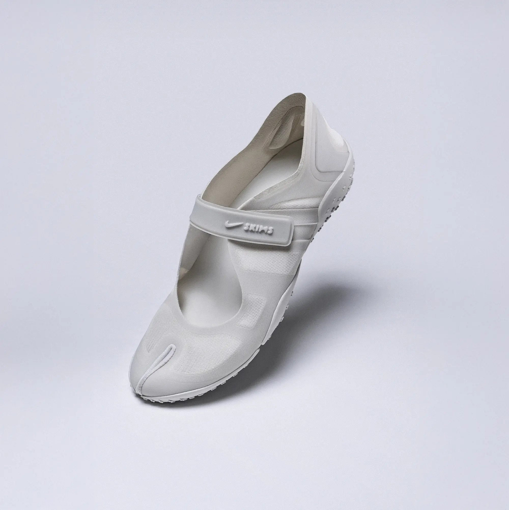SKIMS Rift Mesh | White | W 5.5 | NikeSKIMS Footwear | SKIMS (US)