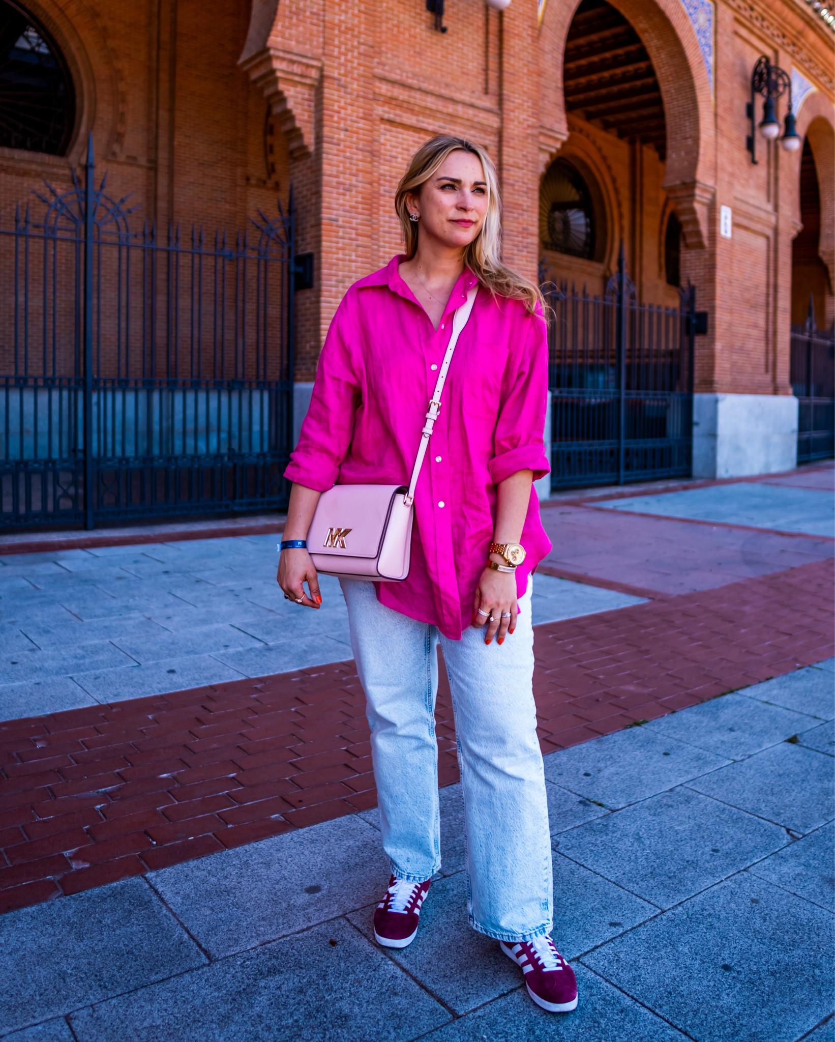 Casual Spring outfit - jeans, linen button down and sneakers  

#LTKstyletip #LTKmidsize #LTKfindsunder100