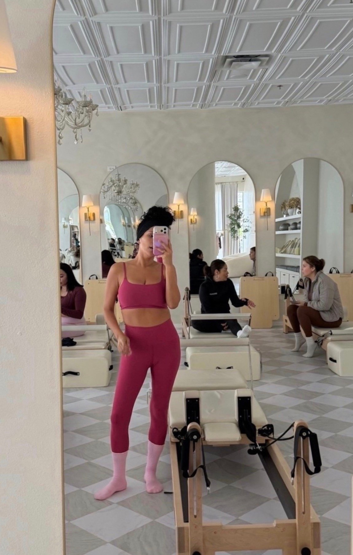 pilates, pink sets, and pretending this class didn’t humble me 💗✨ one thing about me… I’m showing up in a cute set every time

#pilatesgirl #workoutstyle #activewearlook #pinkactivewear #pilatesoutfit #gymstyle #wellnessgirl #fitnessfashion #athleisurestyle #matchingset