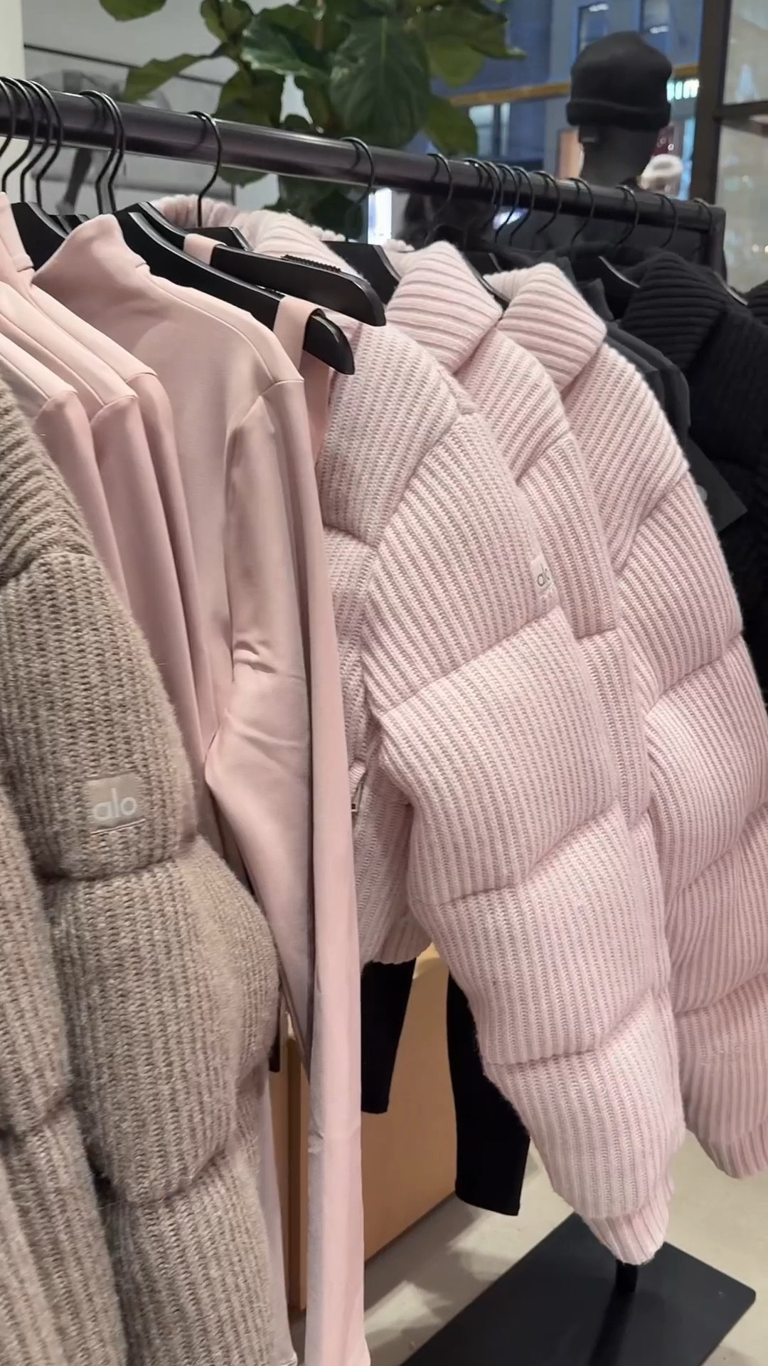 Alo Yoga now has elevated SNOW gear including cashmere jackets

#LTKootd #LTKActive #LTKHoliday