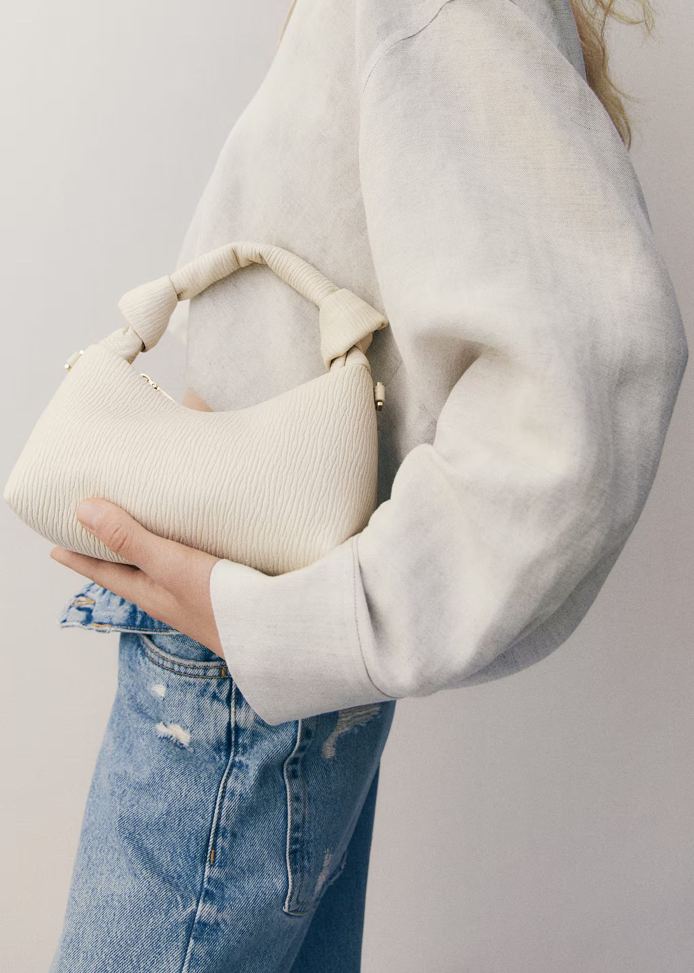 Textured knot handle bag | MANGO (US)