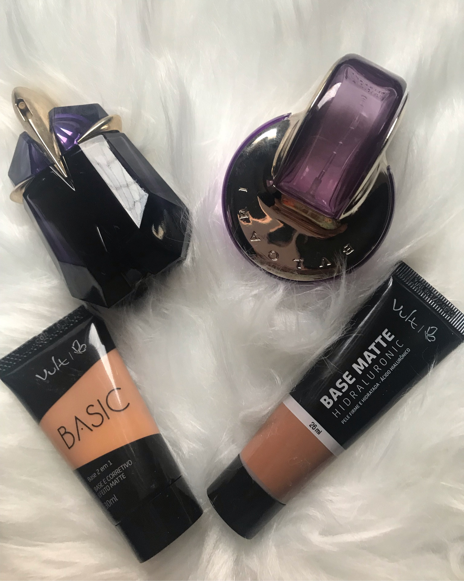 Eu adoro perfumes e maquiagens , esse alien do Thierry Mugler é um perfume marcante, foi um dos meus preferidos por muitos anos depois do Alien.

Já o Omnia Amethyste da Bulgari é um perfume para mulheres discretas , perfeito para pessoas do estilo romântico e elegante e perfeito para o dia a dia.

A Base da Vult Matte hidraluronic é perfeita para manter a pele firme e hidratada por conta do ácido hialurônico .

A versão basic 2 em 1 é perfeita porque você pode usar tanto como base como corretivo. 

#mesdasmaesltk

#LTKbeauty #LTKGiftGuide #LTKFind