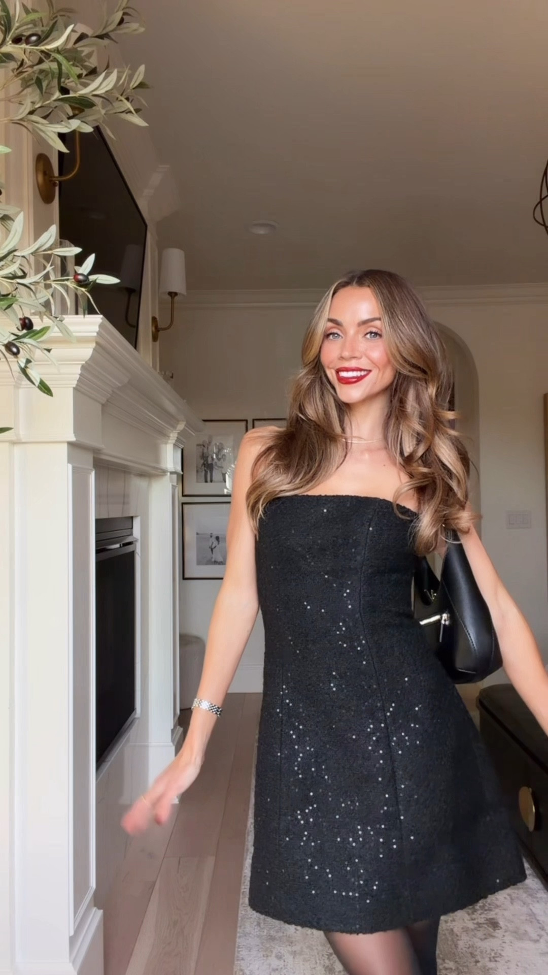 @Guess who’s ready for holiday parties? 😉🎄 Wearing my favorite sparkly black dress and feeling festive ✨🖤  #ad #GUESSPartner