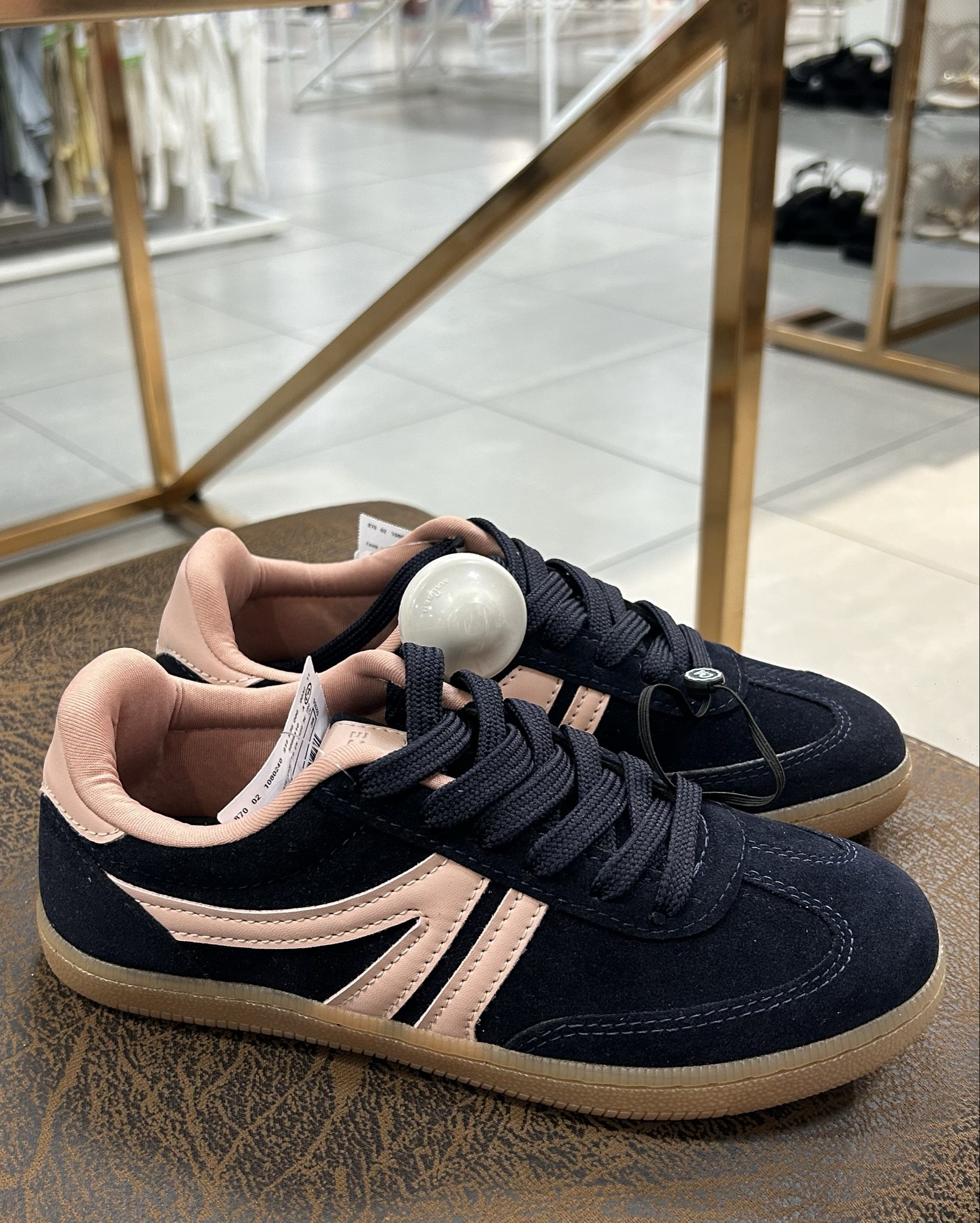 Os tênis coloridos vão dominar o outono inverno. Vocês gostam? 