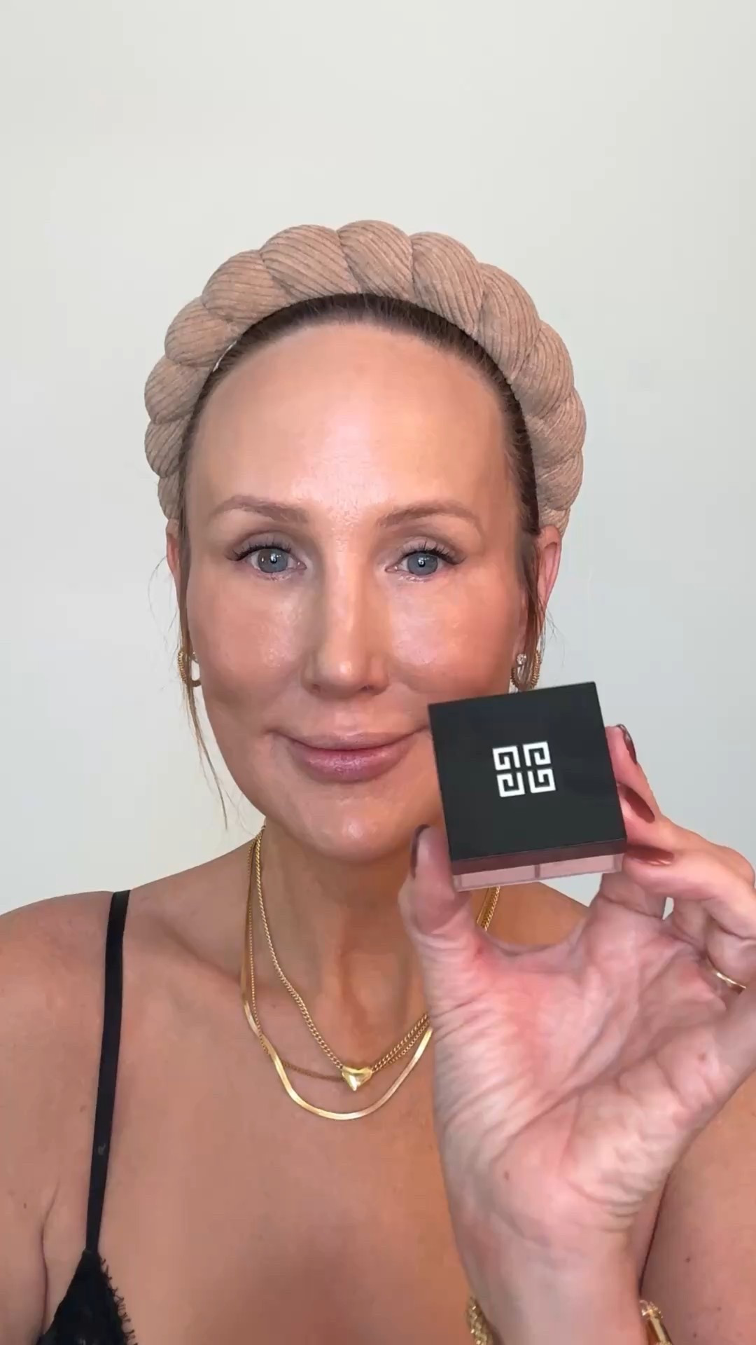 Givenchy Prism Libre Loose Powder in Voile Rose is a setting and finishing powder that provides soft radiance and a beautiful finish on mature skin! Not heavy or cakey. I purchased the mini size but will definitely order the full size next time! ❤️