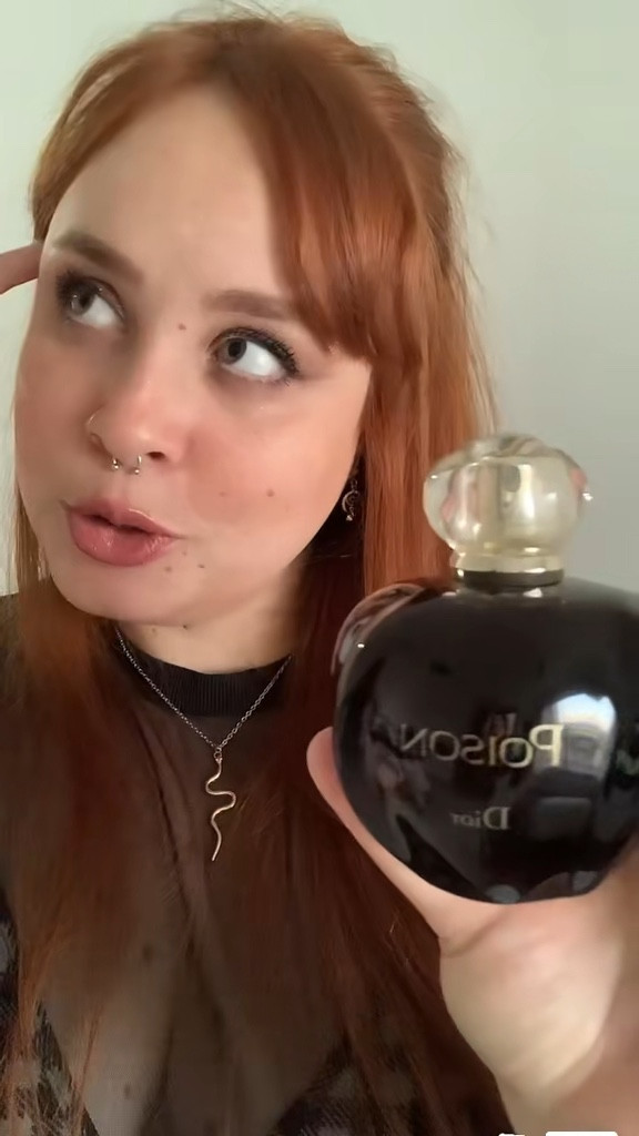 Gosta de perfume diferentão, de bruxona e que não é nada comum?

Então você deve conhecer o Poison da Dior

Poison de Dior é um perfume Oriental Floral Feminino. Poison foi lançada em 1985. Poison foi criado por Edouard Flechier e Maurice Roger. As notas de topo são: Ameixa, Frutos Silvestres, Coentro, Anis e Pau-Rosa. As notas de coração são: Tuberosa, Incenso, Mel branco, Canela, Opoponax, Cravo, Jasmim, Flor de Laranjeira Africana e Rosa. As notas de fundo são: Baunilha, Âmbar, Sândalo, Heliotrópio, Almíscar, Vetiver e Cedro da Virgínia.

#LTKPerfume 

#LTKbeleza #LTKbrasil