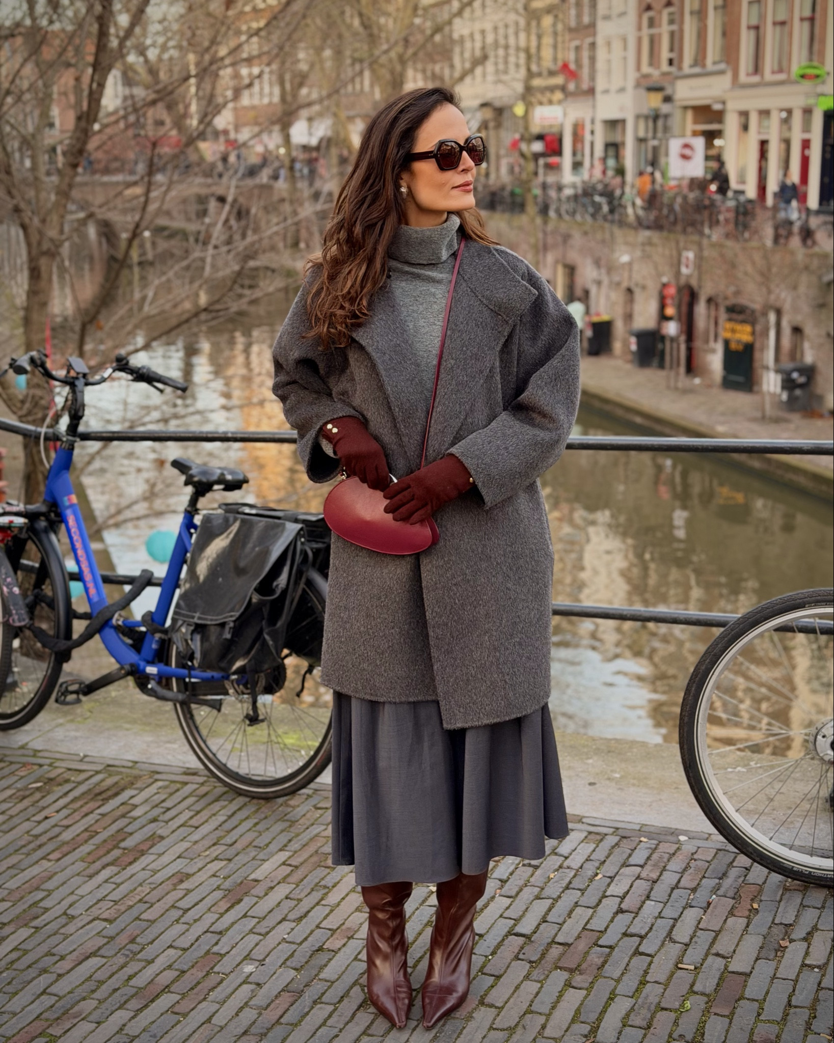 Ένα γκρι σύνολο και postcard στιγμές από την πιο ονειρική πόλη της Ολλανδίας — την Ουτρέχτη 🤍

Χειμωνιάτικες υφές, ήσυχοι δρόμοι και χριστουγεννιάτικη μαγεία παντού.

Θα ξαναγυρίσω σίγουρα ✨

Καλά Χριστούγεννα αγάπες μου 🎅🎄

Πώς σας φαίνεται αυτό το cozy χειμερινό look; 👇

~~~~~~~~~~~~~~~~~~~~~~~~~~~~~~~~~~~~~~

A total grey look and beautiful card postals from the dreamiest city in the Netherlands- Utrecht I‘ll come back 🎄

Happy Christmas my loves 🎅

What do you think of this outfit? 👇

•
•
•
•
•
•
•
•

#ChristmasInUtrecht #WinterStyle #GreyOutfit #FestiveMood #TravelDiaries

#LTKeurope #LTKwinter #LTKtravel