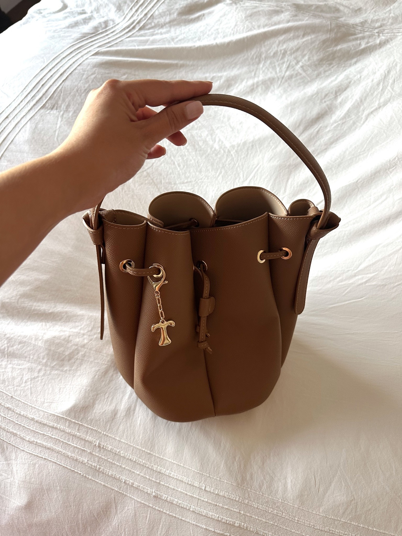 How cuteee is my new bag! It’s going to be perfect for fall and I added this little initial keychain ✨