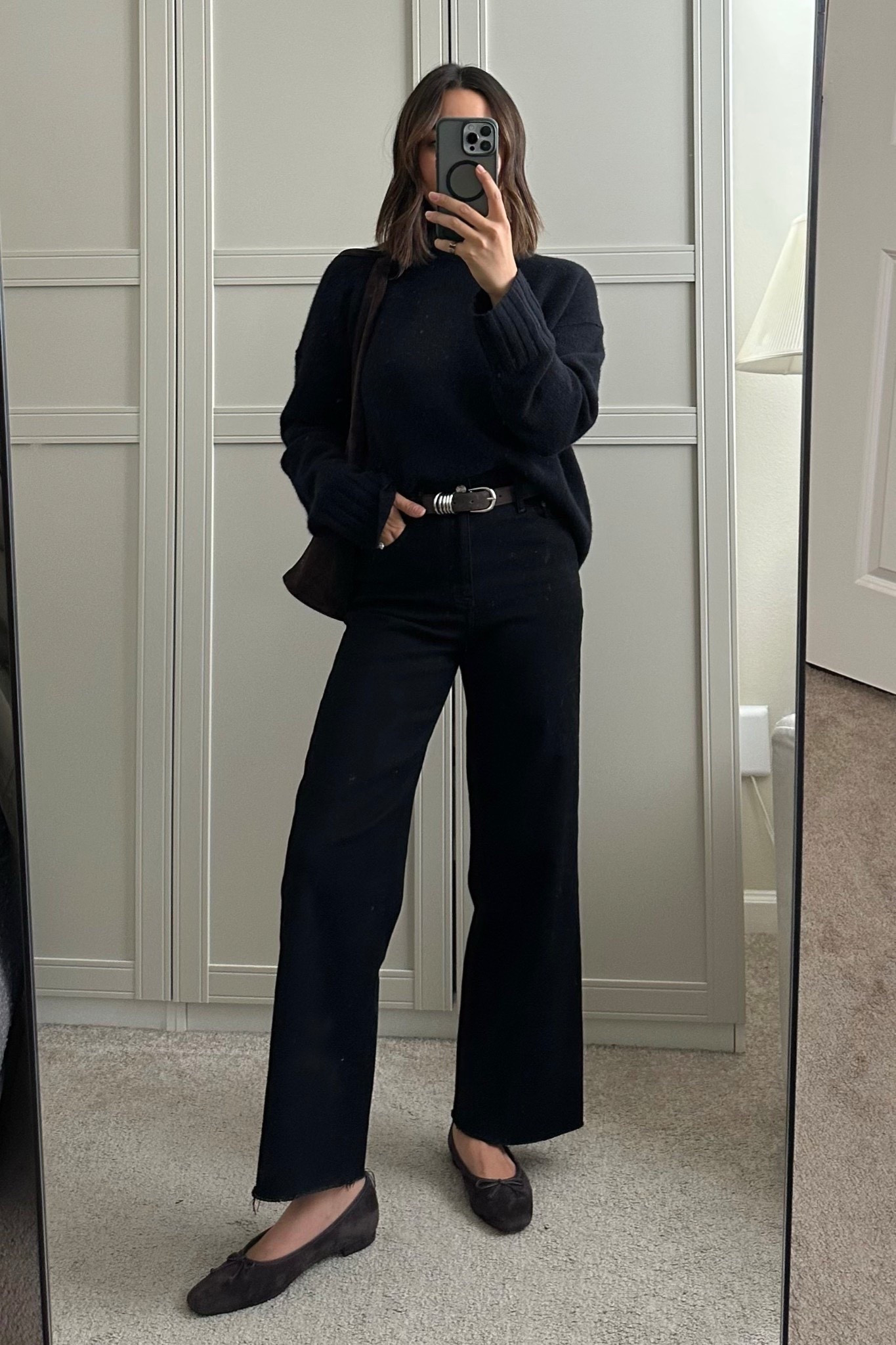 My comfiest cashmere sweater & wide leg crop jeans! 

BR cashmere sweater - small, side down for more of a crop

Daze jeans - tts 
Cole haan ballet flats 


Minimal fall outfit / all black 



#LTKStyleTip #LTKSeasonal
