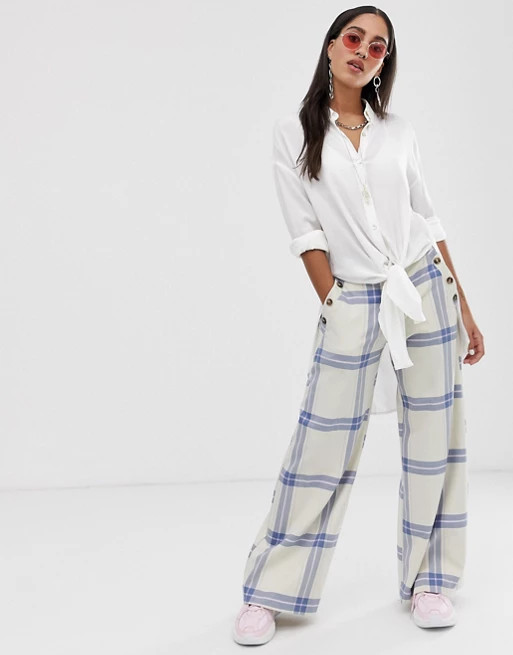 Bershka – Vorn geknotetes Hemd in Weiß | ASOS DE