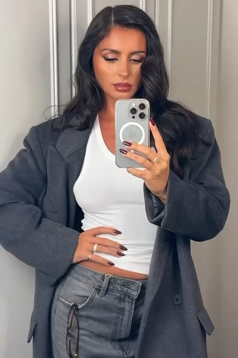 Grey coat, White top, Jeans, Glasses, Fall outfit, Autumn clothes ,Transitional outfits, Outfit ideas, Outfit inspo, Autumn fashion, Autumn pieces 

#LTKeurope #LTKautumn #LTKstyletip