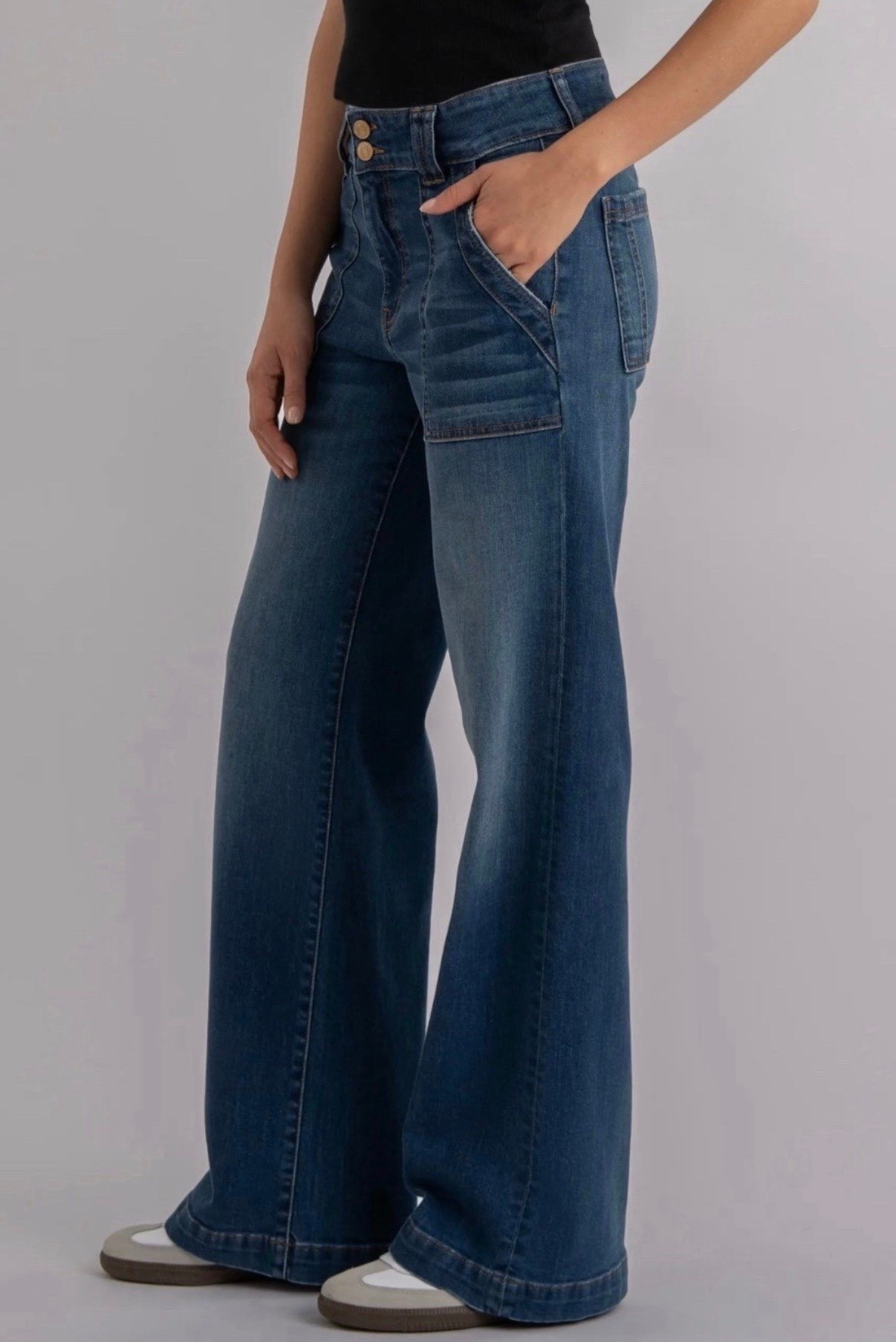 Utility pockets bring a retro look to these stretchy, full-length wide-leg jeans that refresh everyday outfits.

Jeans 
90s style jeans 