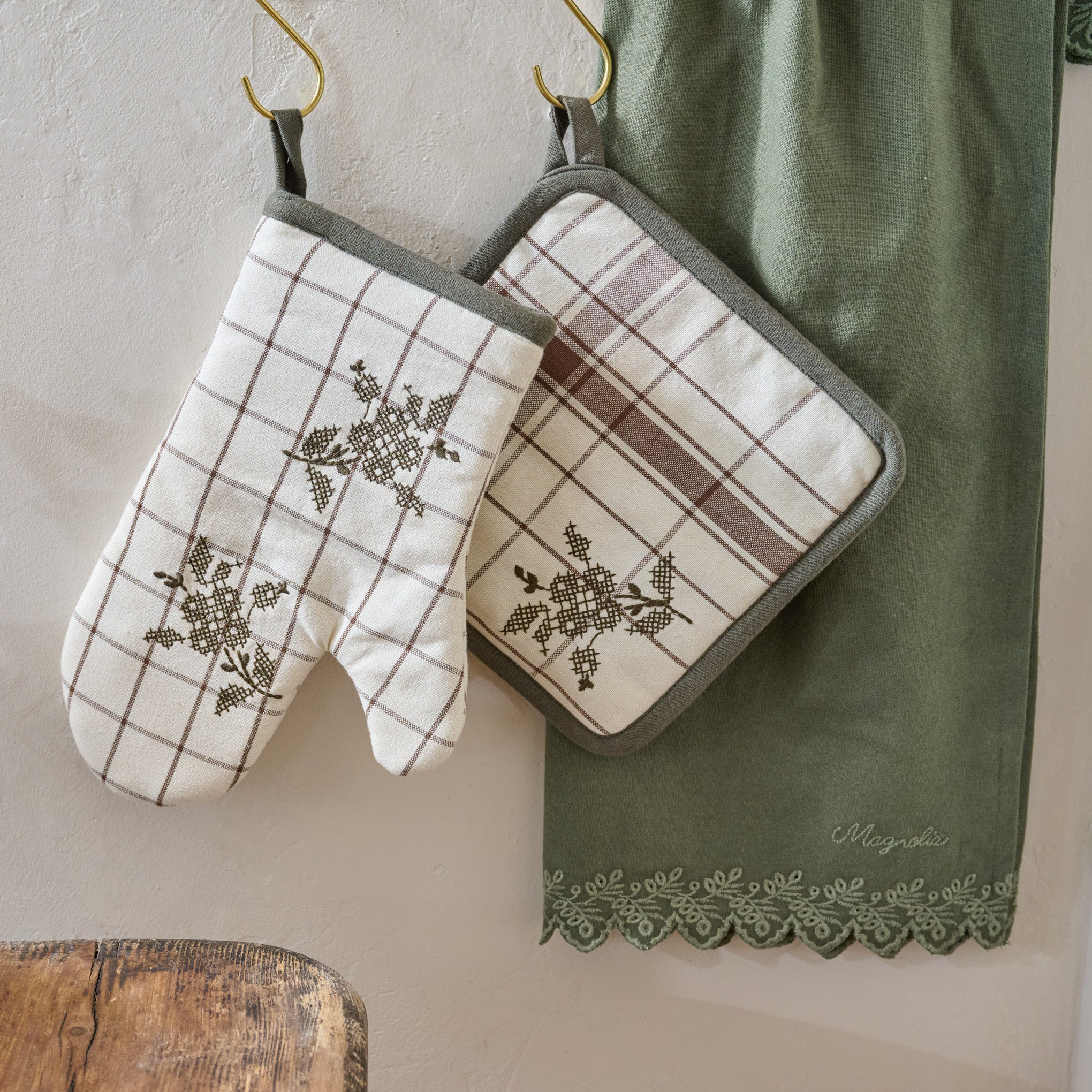 Talia Floral Oven Mitt + Pot Holder Set | Magnolia